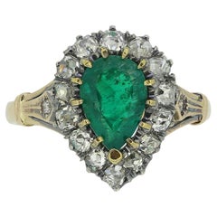 Anillo victoriano en racimo de esmeraldas y diamantes