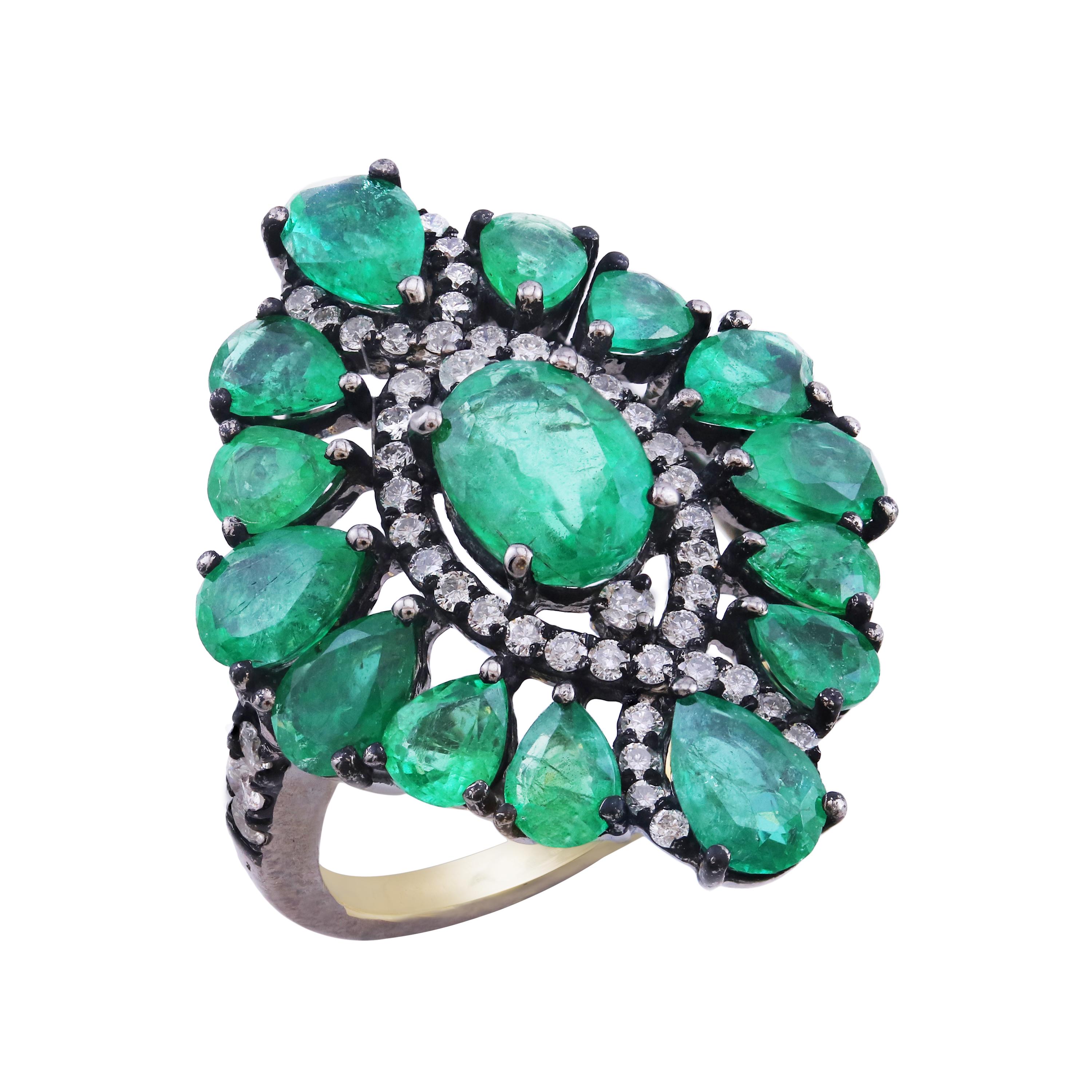Unser fesselnder viktorianischer Smaragd-Diamant-Cluster-Ring ist ein wahres Meisterwerk, das die reiche Anziehungskraft von Smaragden und das zeitlose Funkeln von Diamanten auf wunderbare Weise vereint. Dieser Ring ist in einer luxuriösen 18K/925