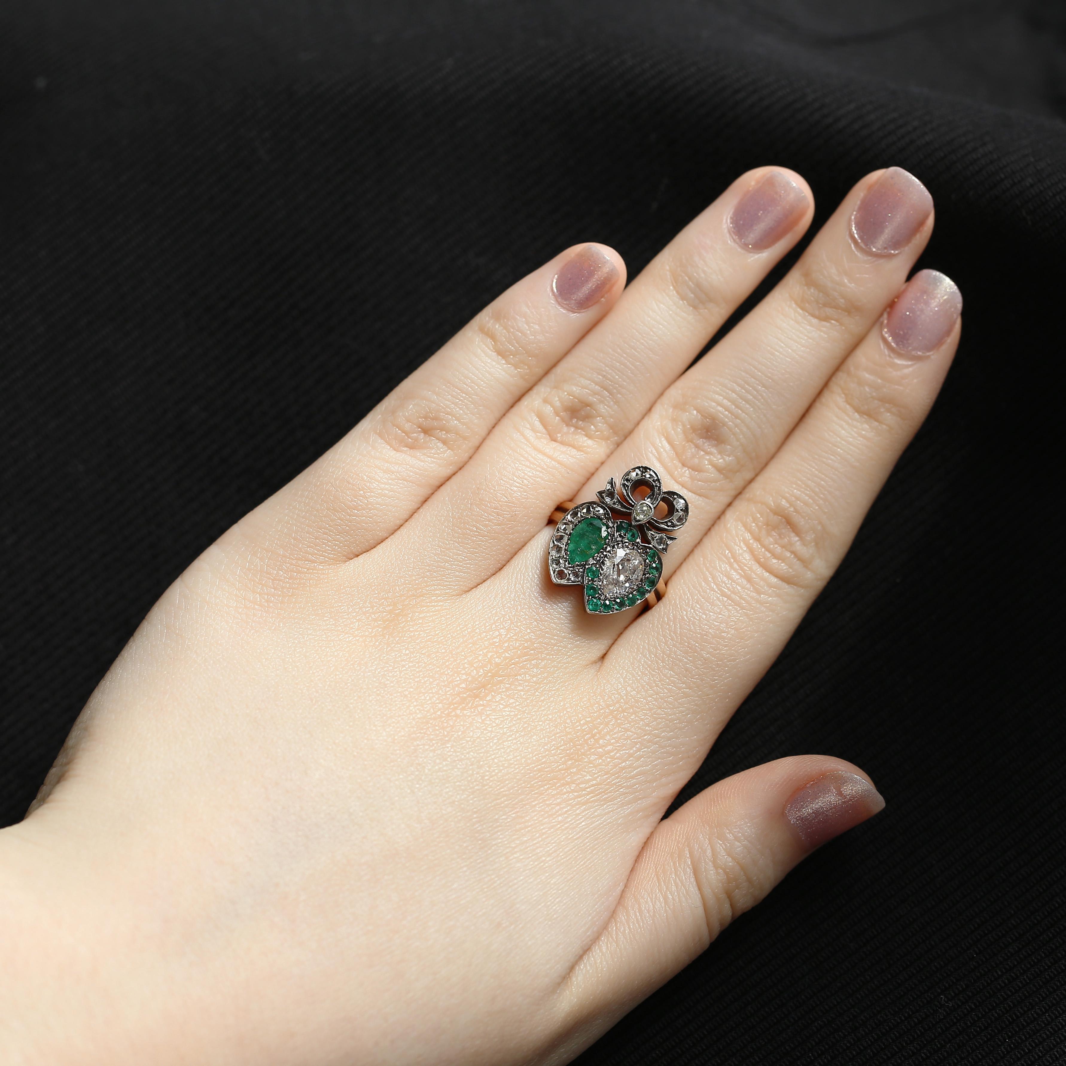 Viktorianischer Doppelherz-Ring mit Smaragd und Diamant für Damen oder Herren im Angebot