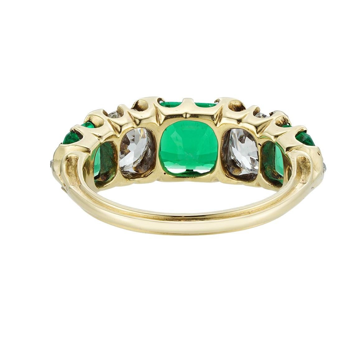 Viktorianischer Smaragd- und Diamant-Fünf-Stein-Ring im Zustand „Gut“ im Angebot in London, GB