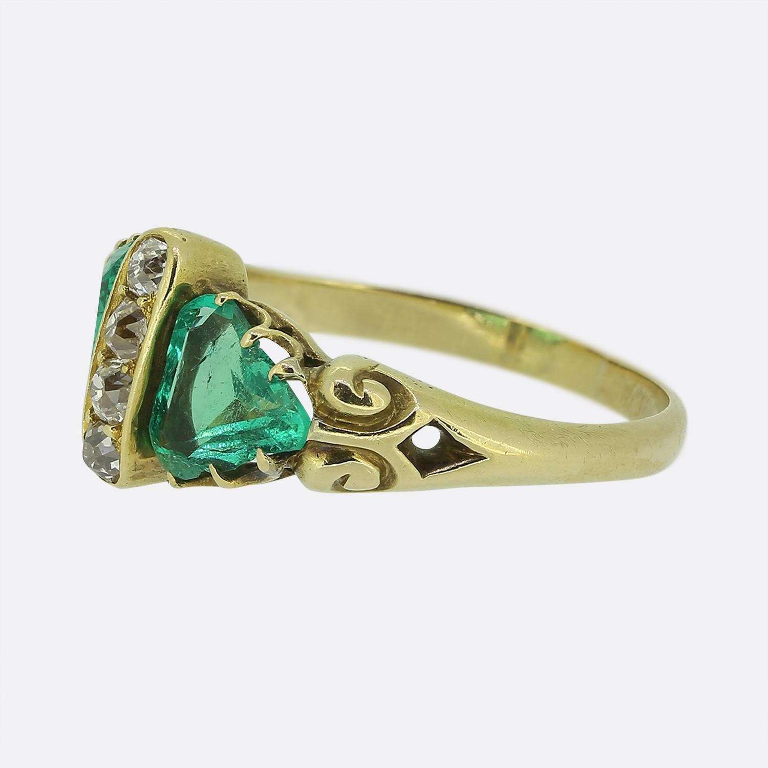 Qui abbiamo un bellissimo anello risalente alla fine dell'epoca vittoriana. L'anello è realizzato in oro giallo 18 ct e presenta due smeraldi a taglio triangolare e quattro diamanti taglio vecchio al centro. Gli smeraldi sono di una ricca tonalità