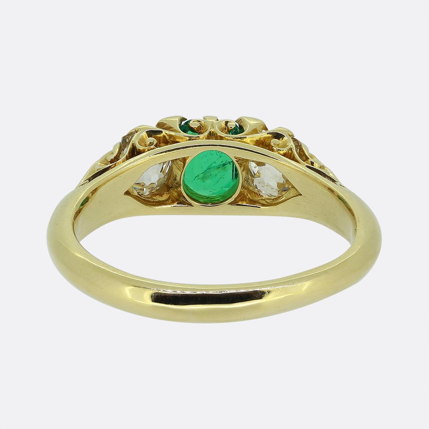 Taille ovale Victorian Emerald and Diamond Three-Stone Ring en vente