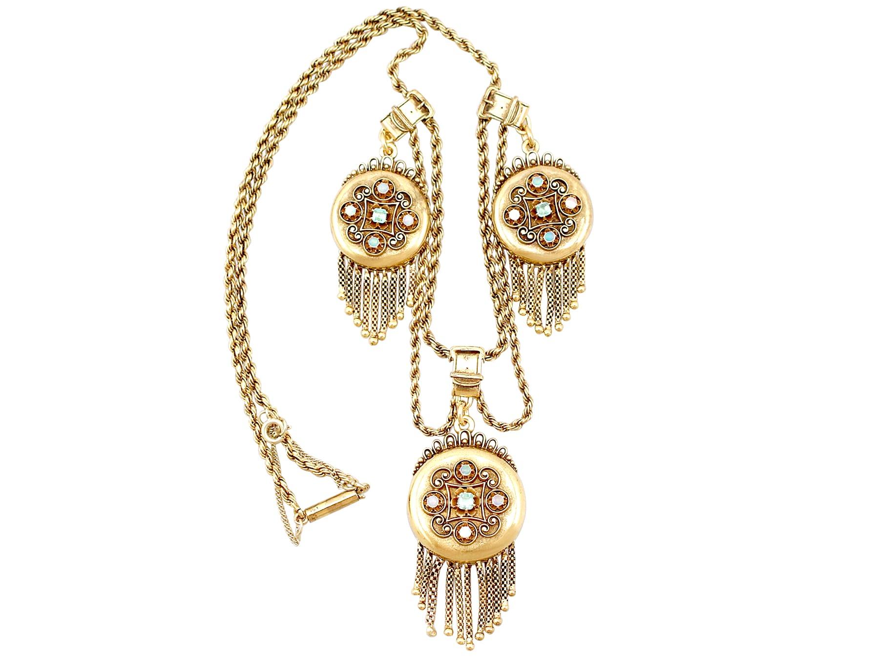 Un exceptionnel, fin et impressionnant, original antique victorien 0,24 carat émeraude et opale 15 carats or jaune trois locket ; partie de notre collection diversifiée de pendentifs antiques.

Cet exceptionnel, fin et impressionnant collier