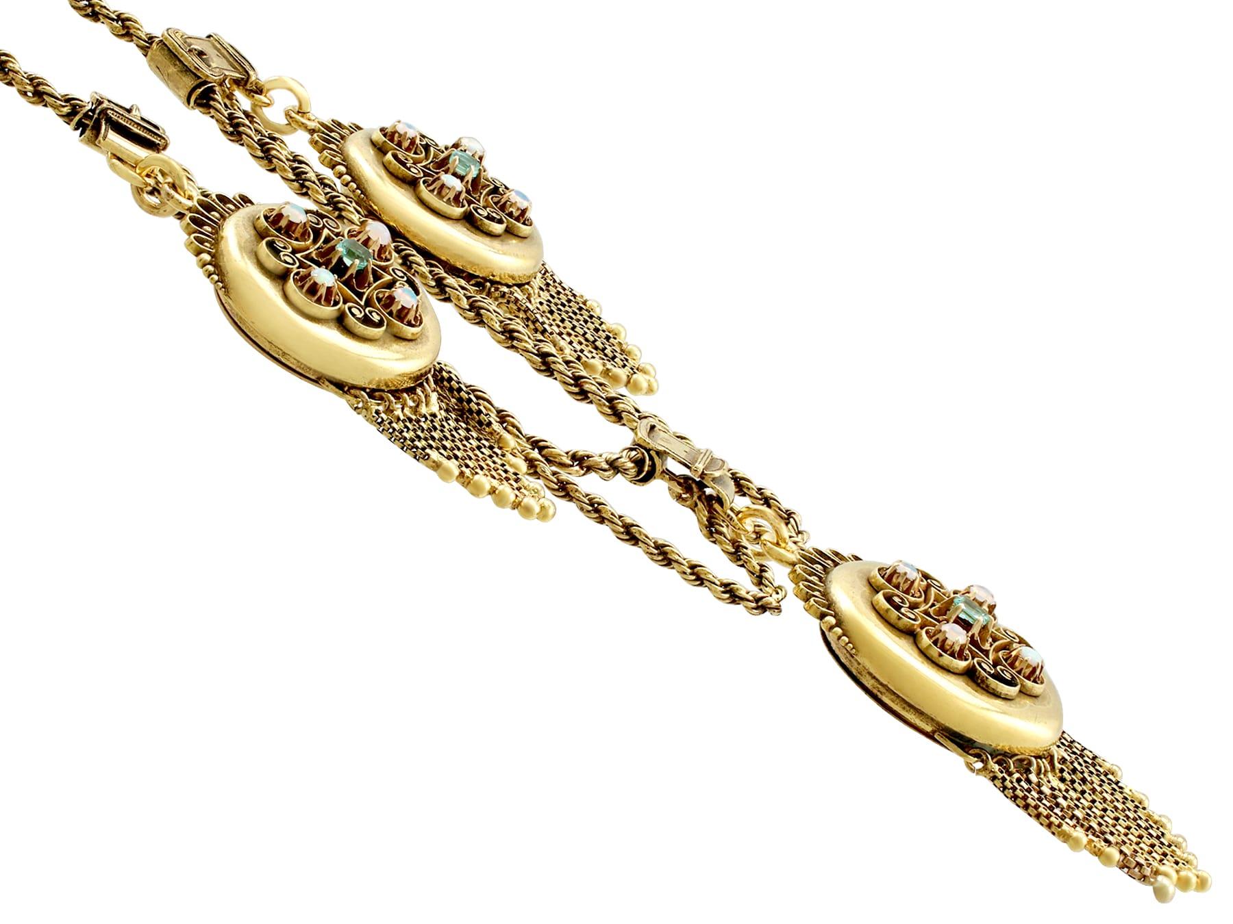 Taille cabochon Collier victorien à trois médaillons en or jaune, émeraude et opale en vente