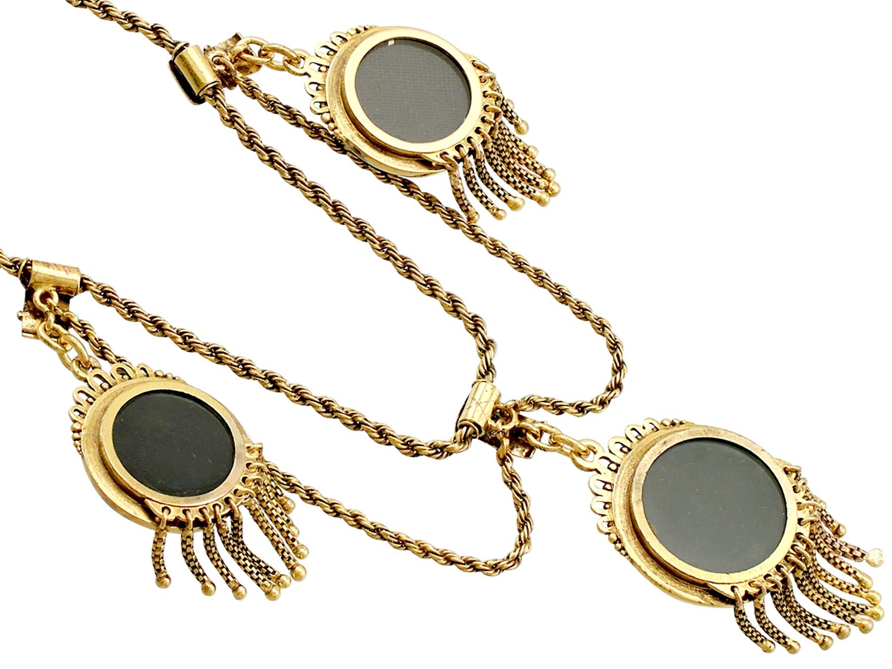 Collier victorien à trois médaillons en or jaune, émeraude et opale Excellent état - En vente à Jesmond, Newcastle Upon Tyne