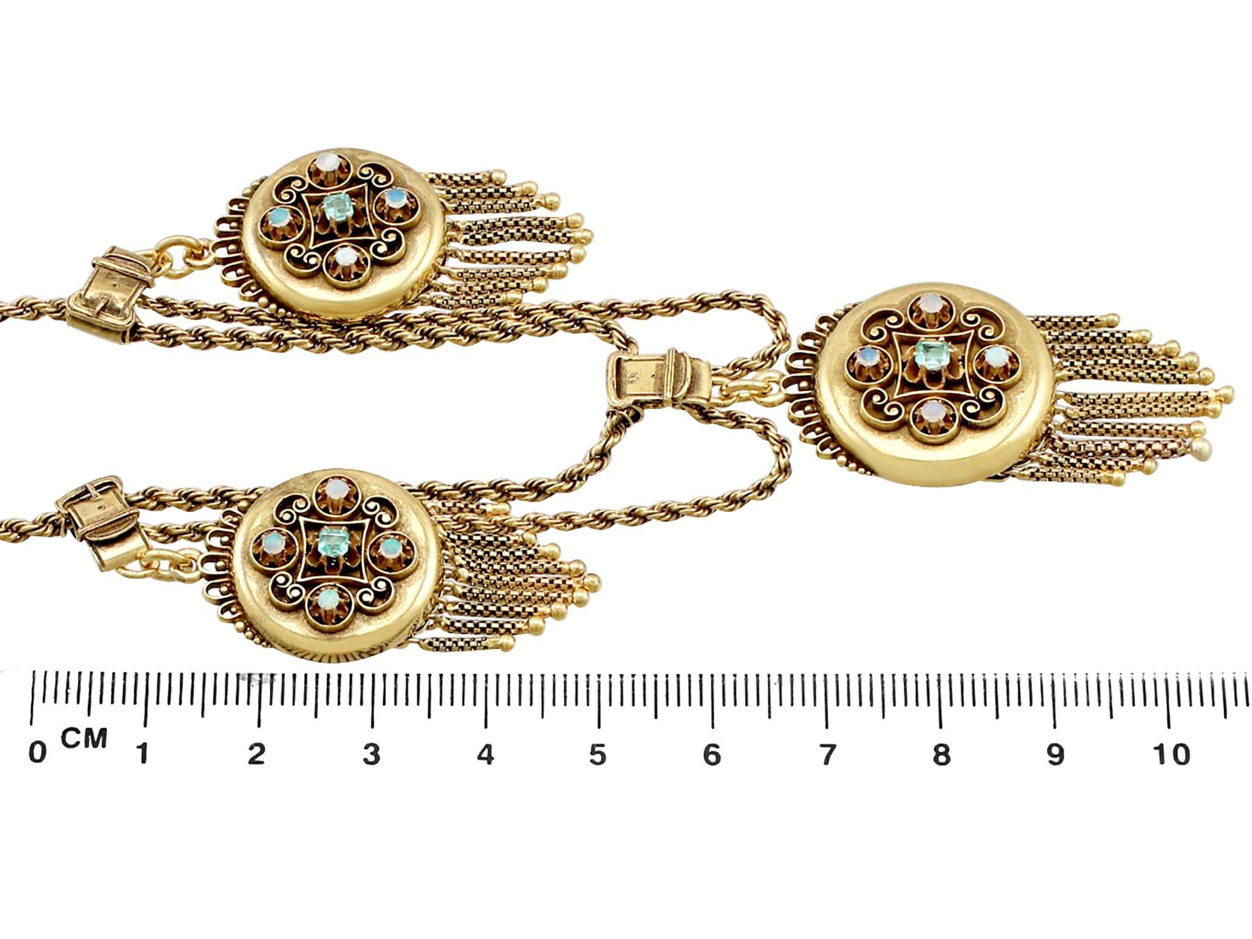 Collier victorien à trois médaillons en or jaune, émeraude et opale Pour femmes en vente