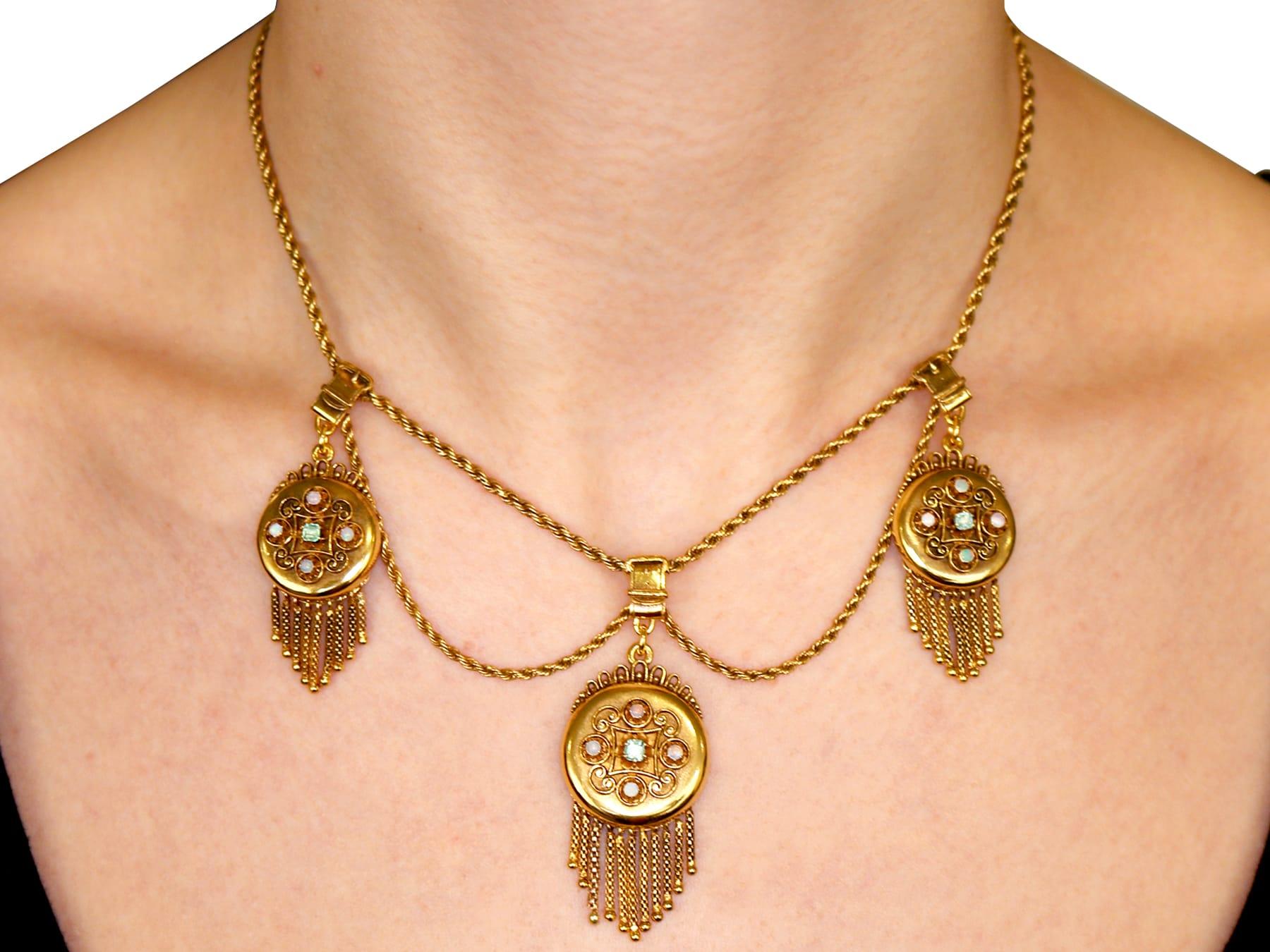 Collier victorien à trois médaillons en or jaune, émeraude et opale en vente 2