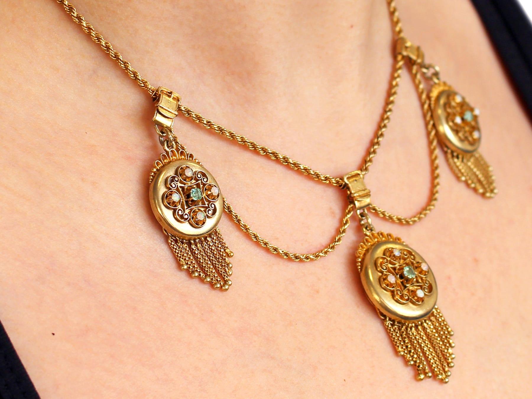 Collier victorien à trois médaillons en or jaune, émeraude et opale en vente 3