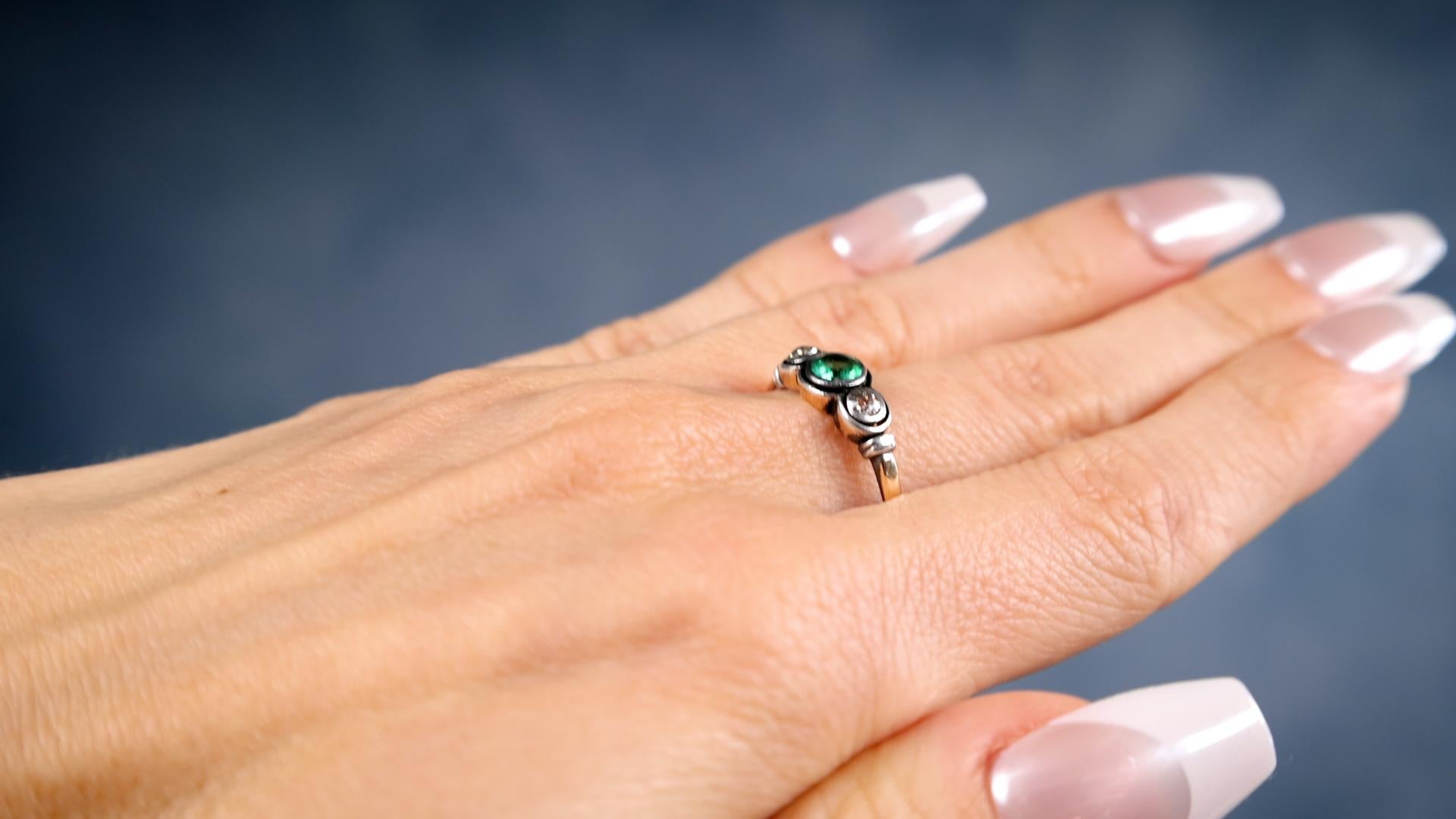 Viktorianischer dreisteiniger viktorianischer Smaragd-Diamant-Ring aus 14k Gelbgold und Silber (Gemischter Schliff) im Angebot