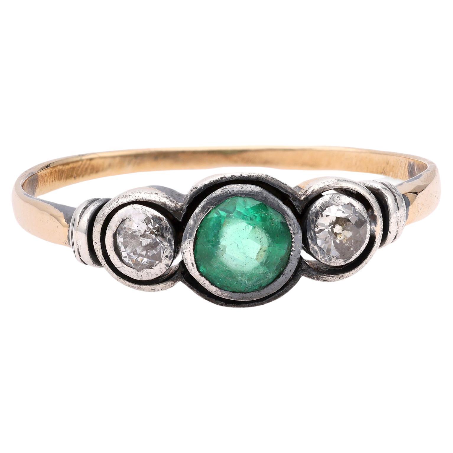 Viktorianischer dreisteiniger viktorianischer Smaragd-Diamant-Ring aus 14k Gelbgold und Silber im Angebot