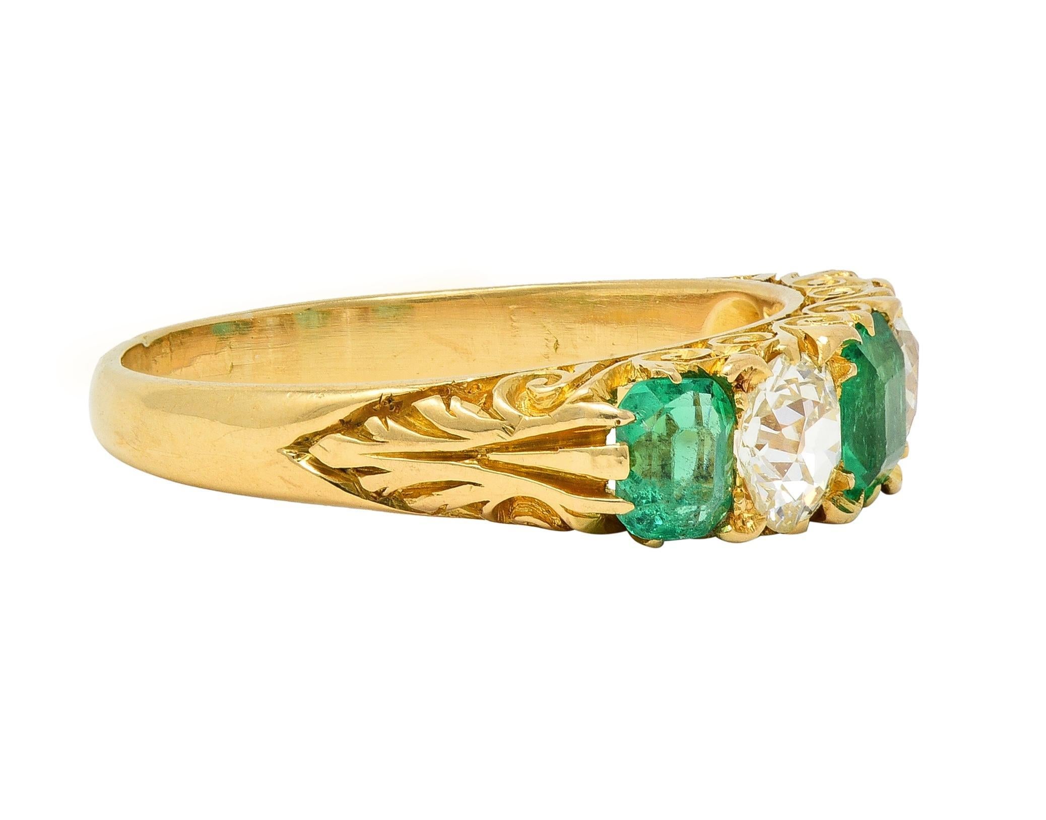 Antiker viktorianischer Smaragd-Diamant-Ring aus 18 Karat Gelbgold mit fünf Steinen (Smaragdschliff) im Angebot