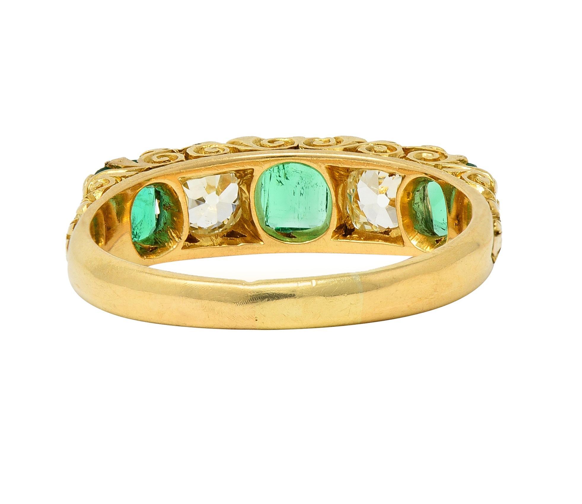 Antiker viktorianischer Smaragd-Diamant-Ring aus 18 Karat Gelbgold mit fünf Steinen im Zustand „Hervorragend“ im Angebot in Philadelphia, PA