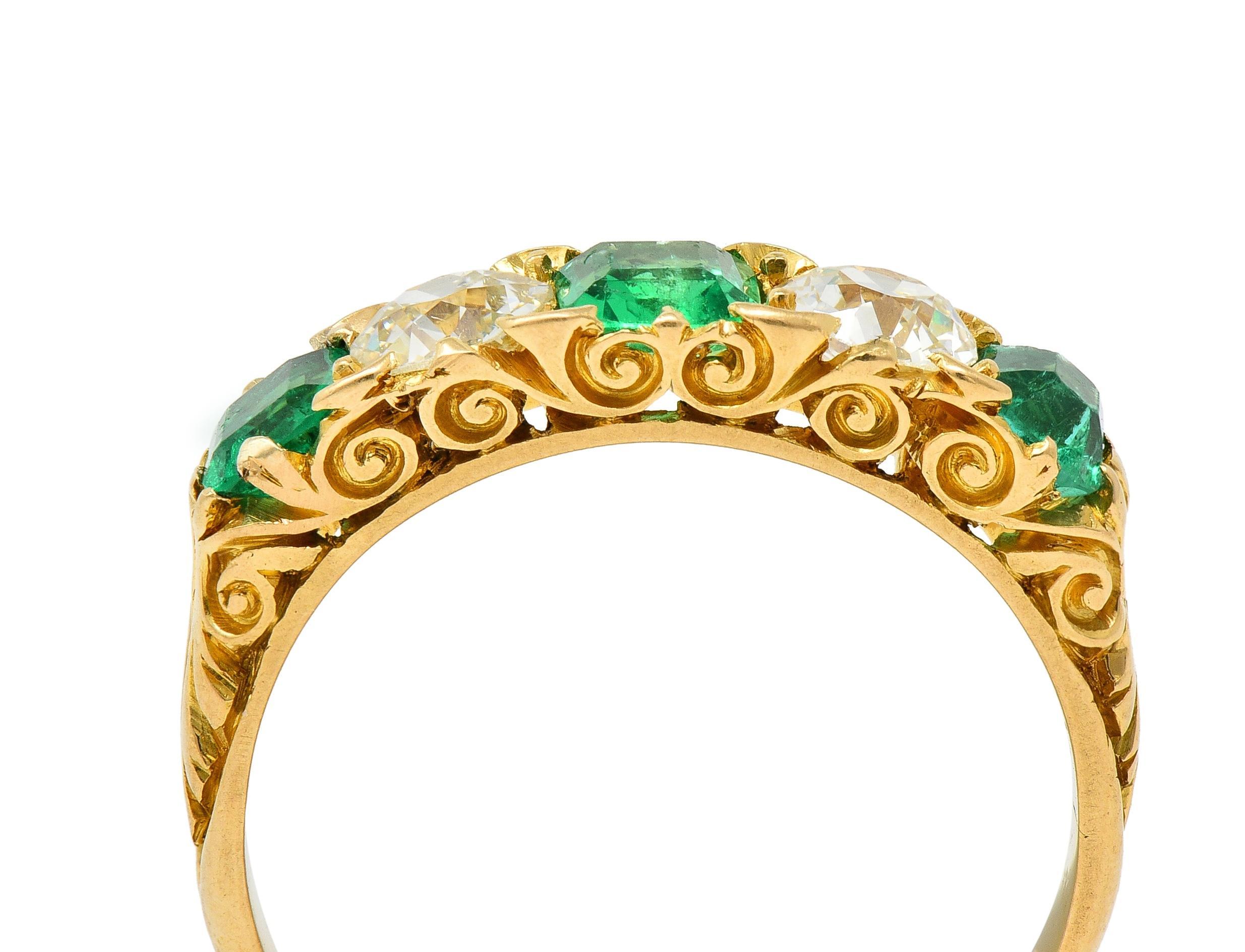 Antiker viktorianischer Smaragd-Diamant-Ring aus 18 Karat Gelbgold mit fünf Steinen im Angebot 3