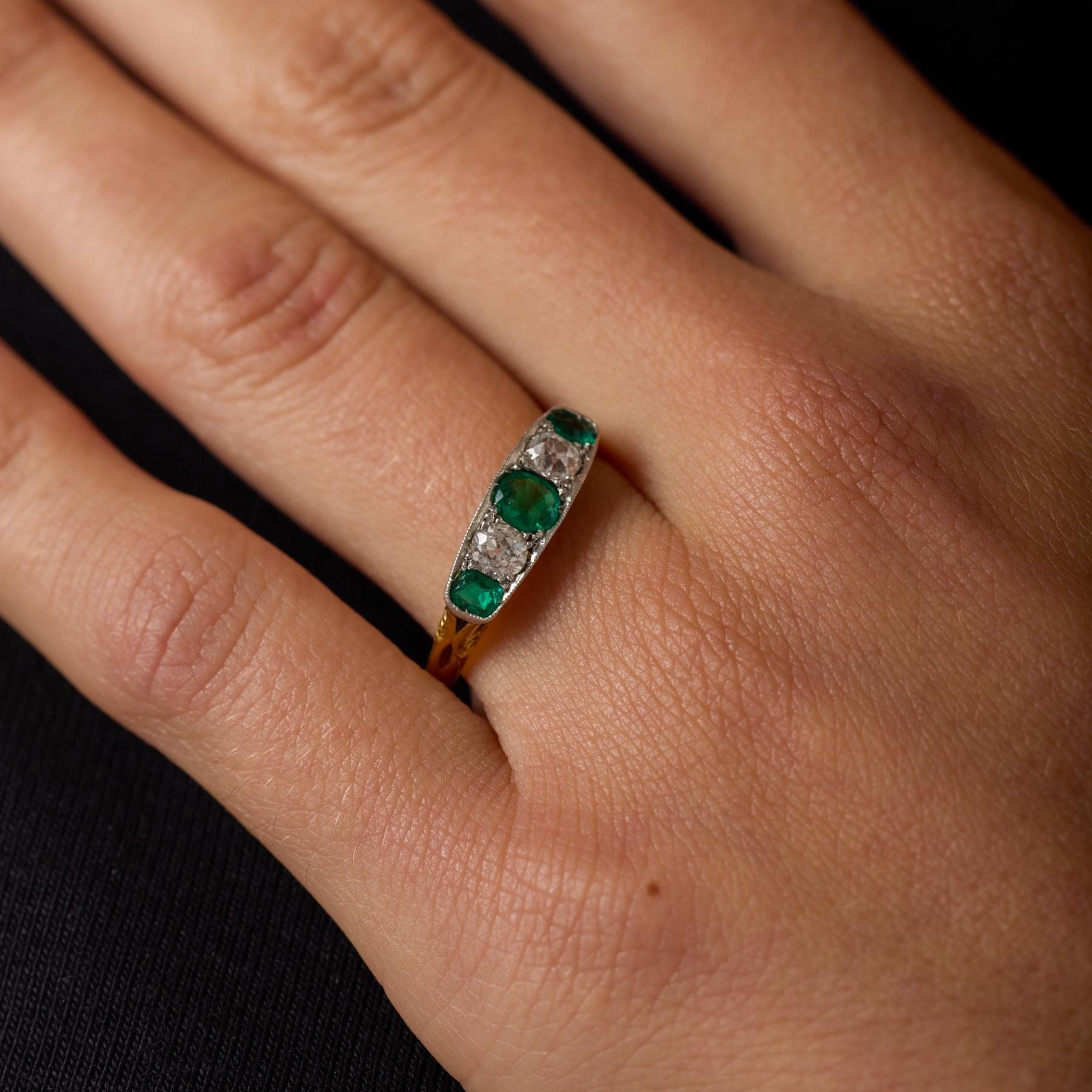 Taille ovale Bague victorienne à cinq pierres en or jaune 18k avec émeraude et diamant en vente