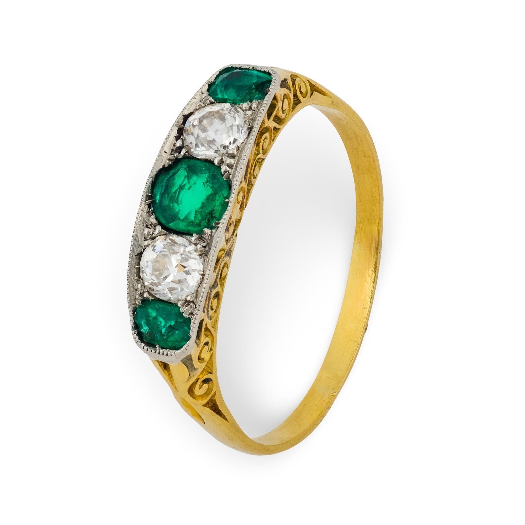 Bague victorienne à cinq pierres en or jaune 18k avec émeraude et diamant en vente 2