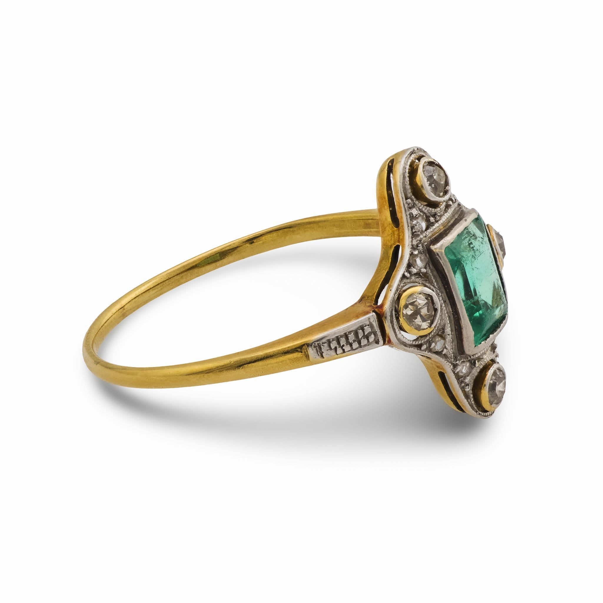 Bague victorienne en or jaune 18k avec émeraude et diamant Bon état - En vente à Beverly Hills, CA