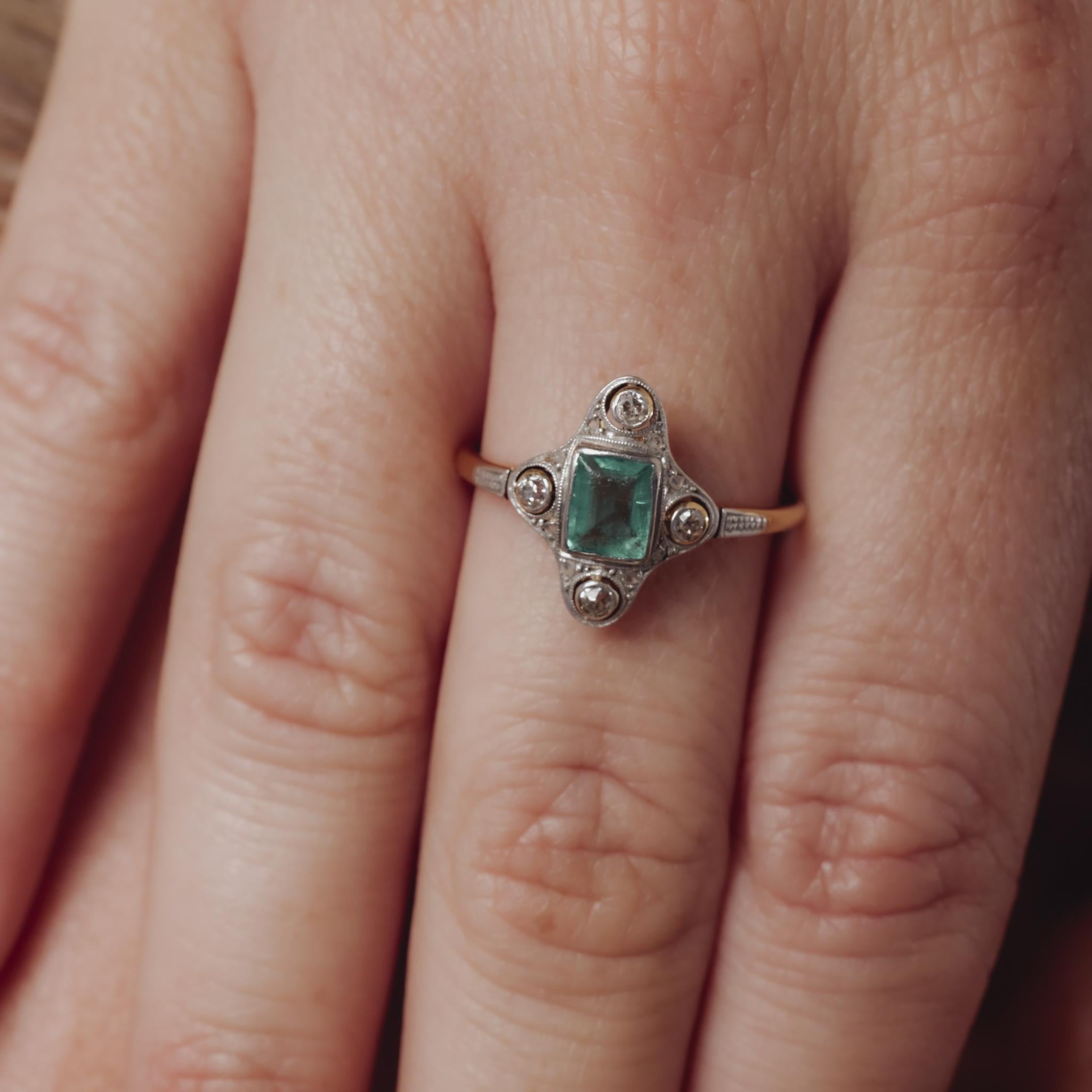 Bague victorienne en or jaune 18k avec émeraude et diamant Pour femmes en vente