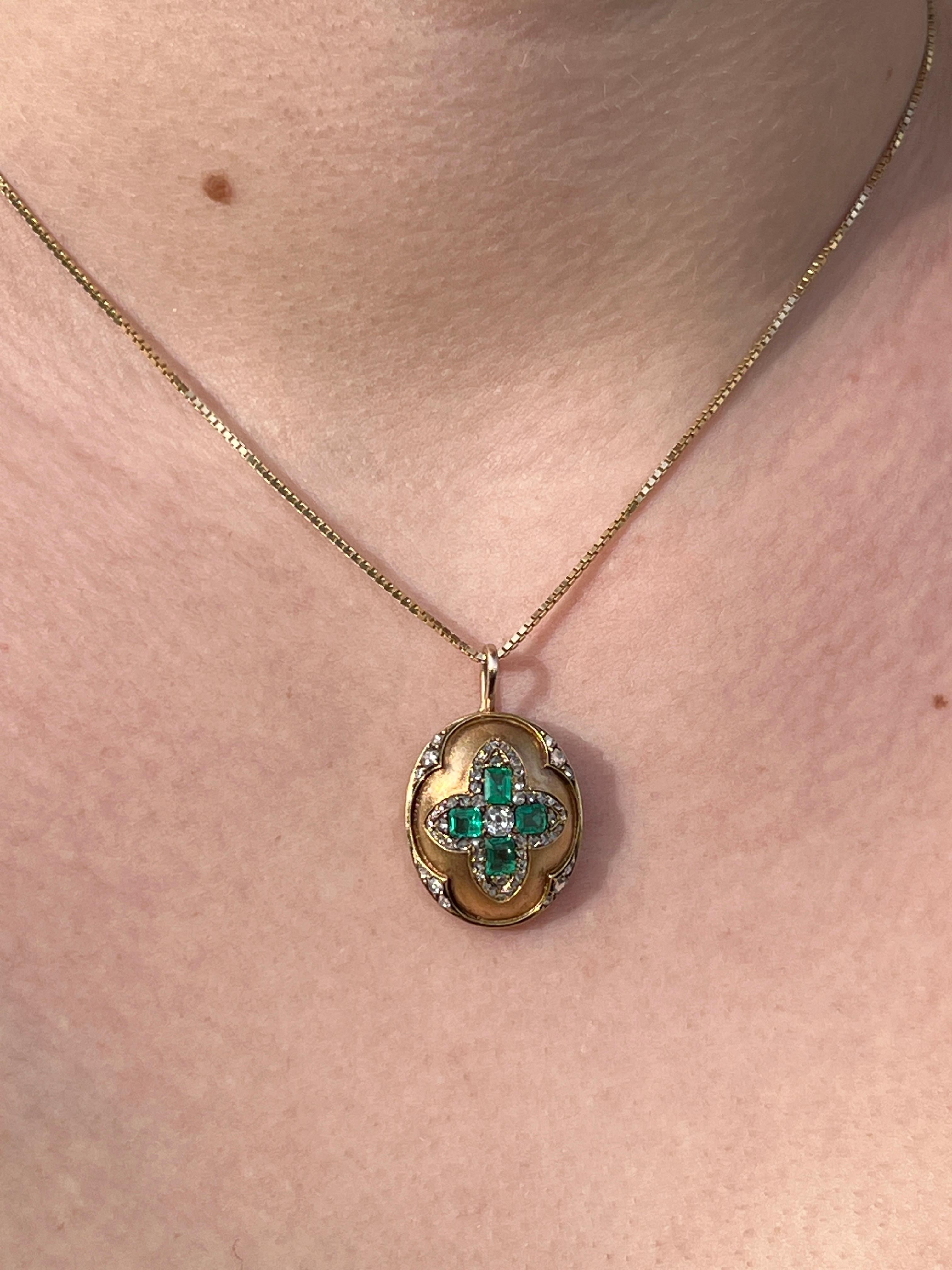 Colgante Victoriano de Oro y Diamantes Esmeralda en venta 7