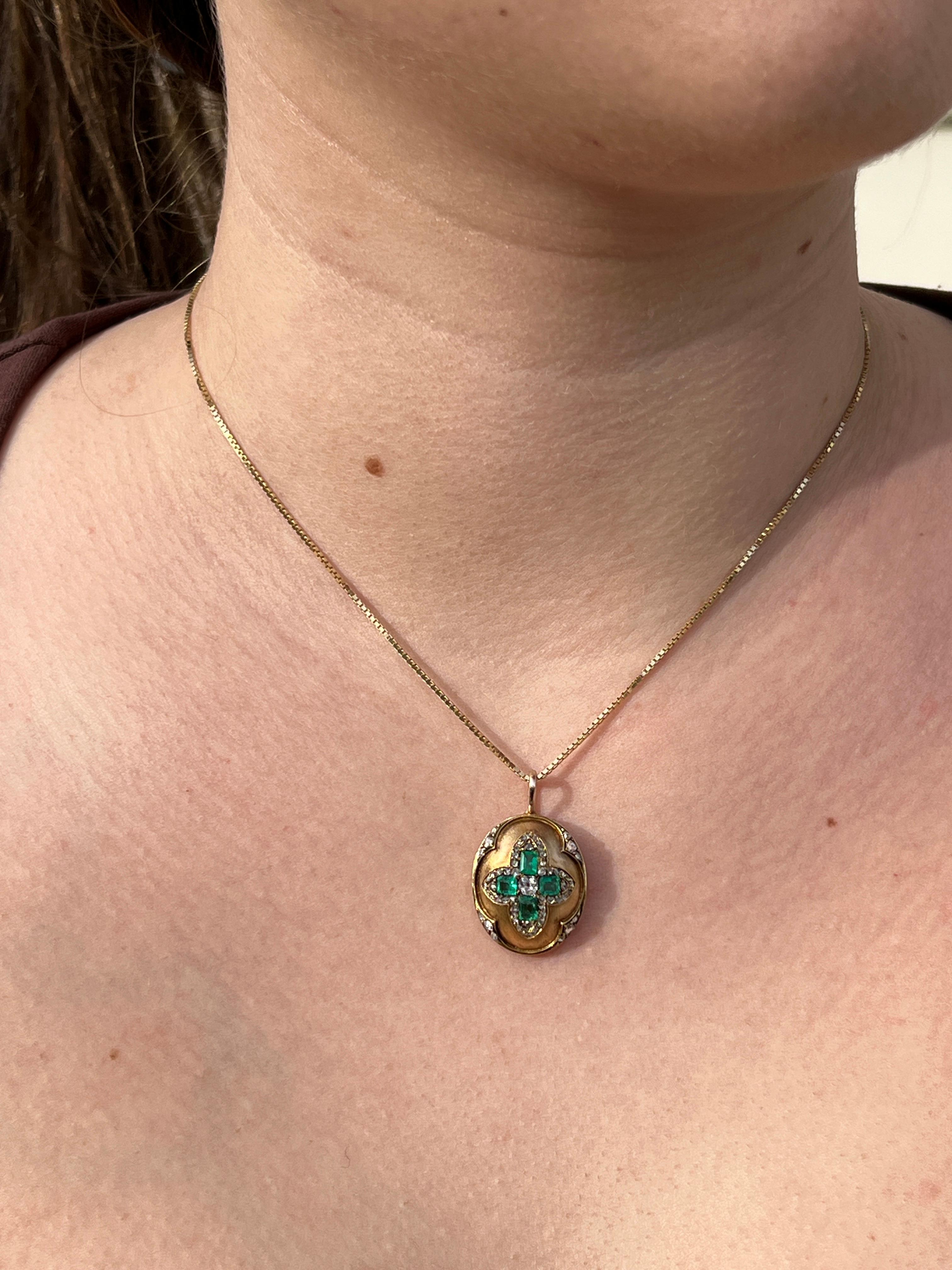 Colgante Victoriano de Oro y Diamantes Esmeralda en venta 8