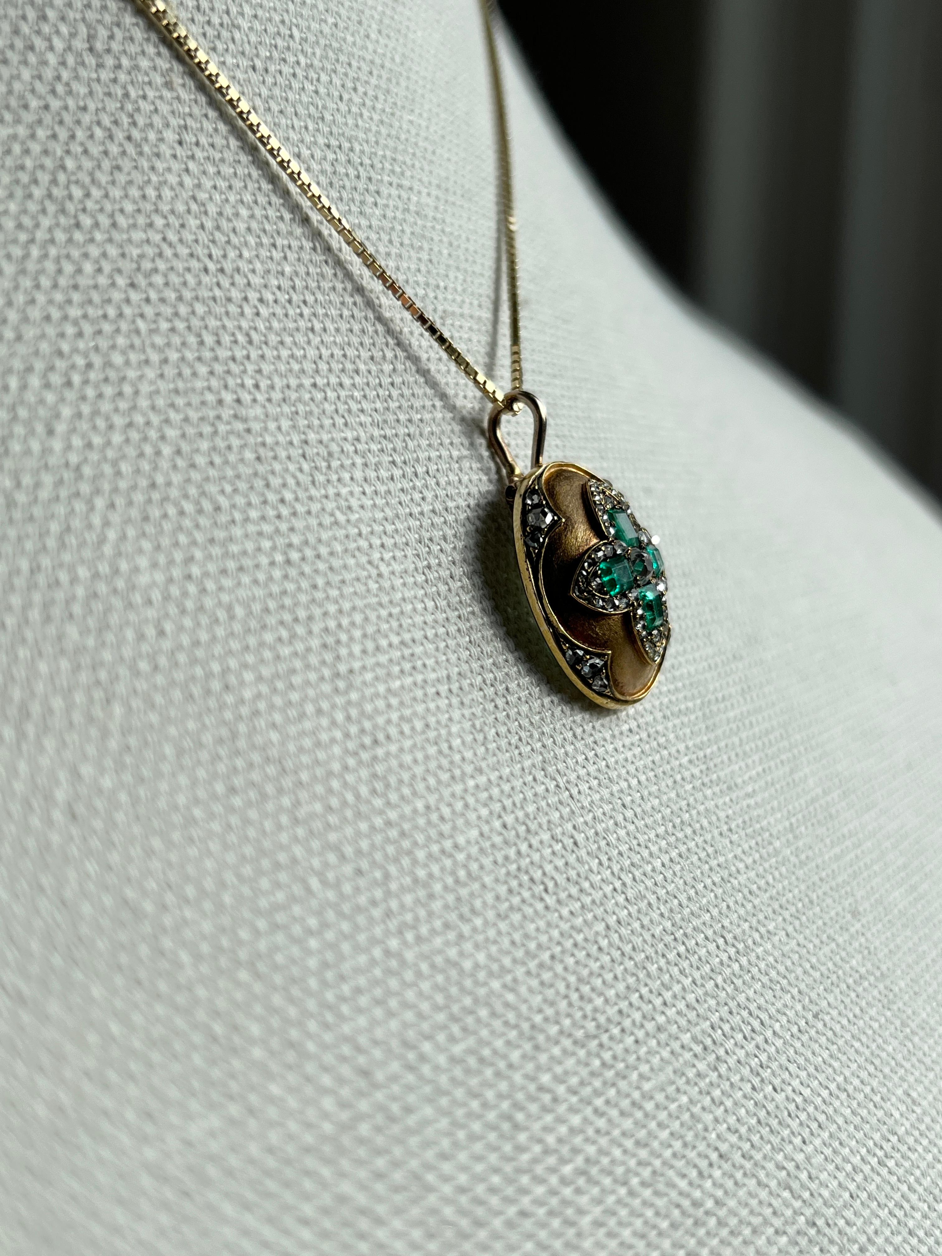 Colgante Victoriano de Oro y Diamantes Esmeralda en venta 4