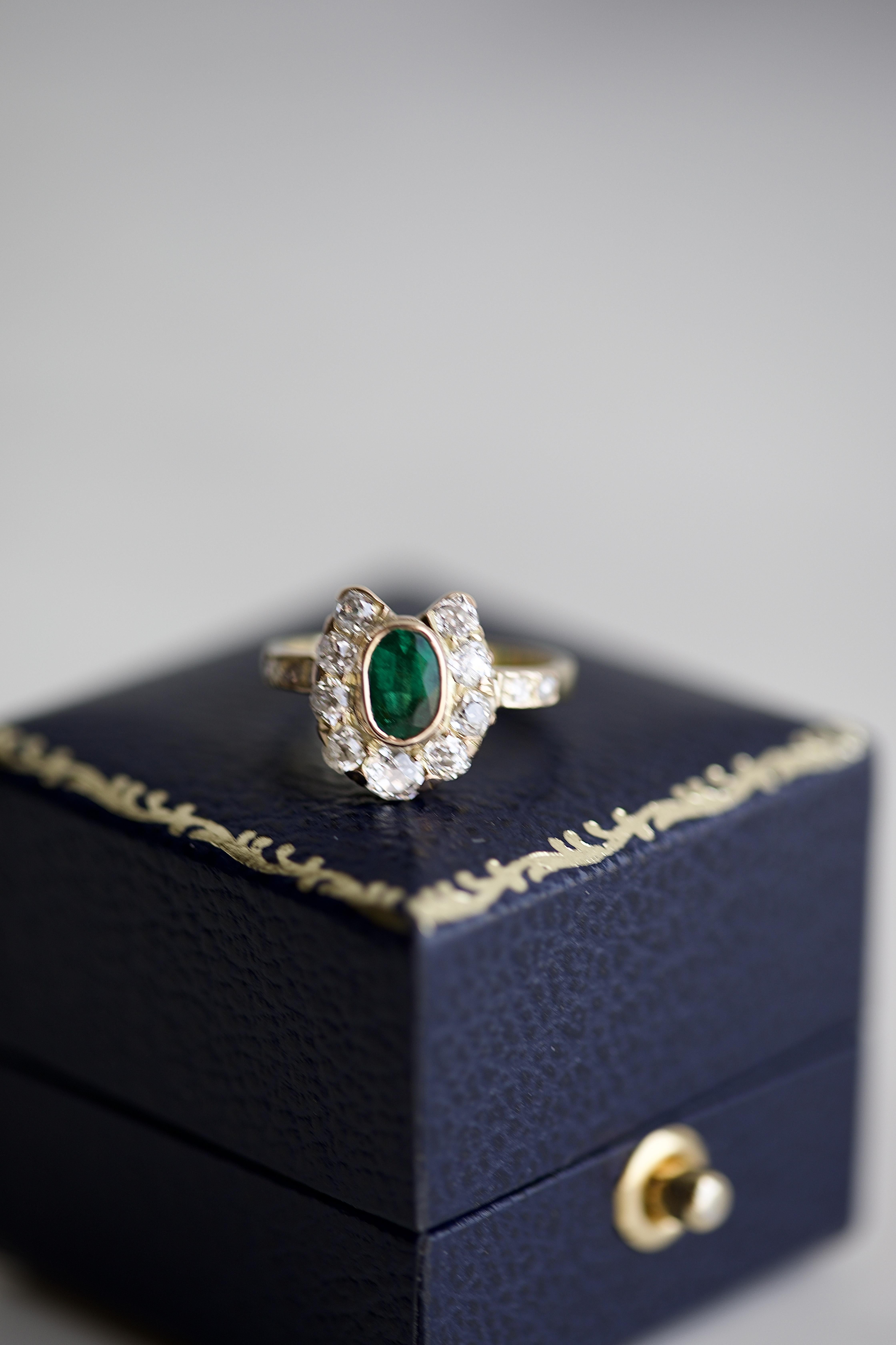 Victorian Emerald Diamond Gold Horseshoe Ring In Excellent Condition For Sale In Beverly Hills, CA