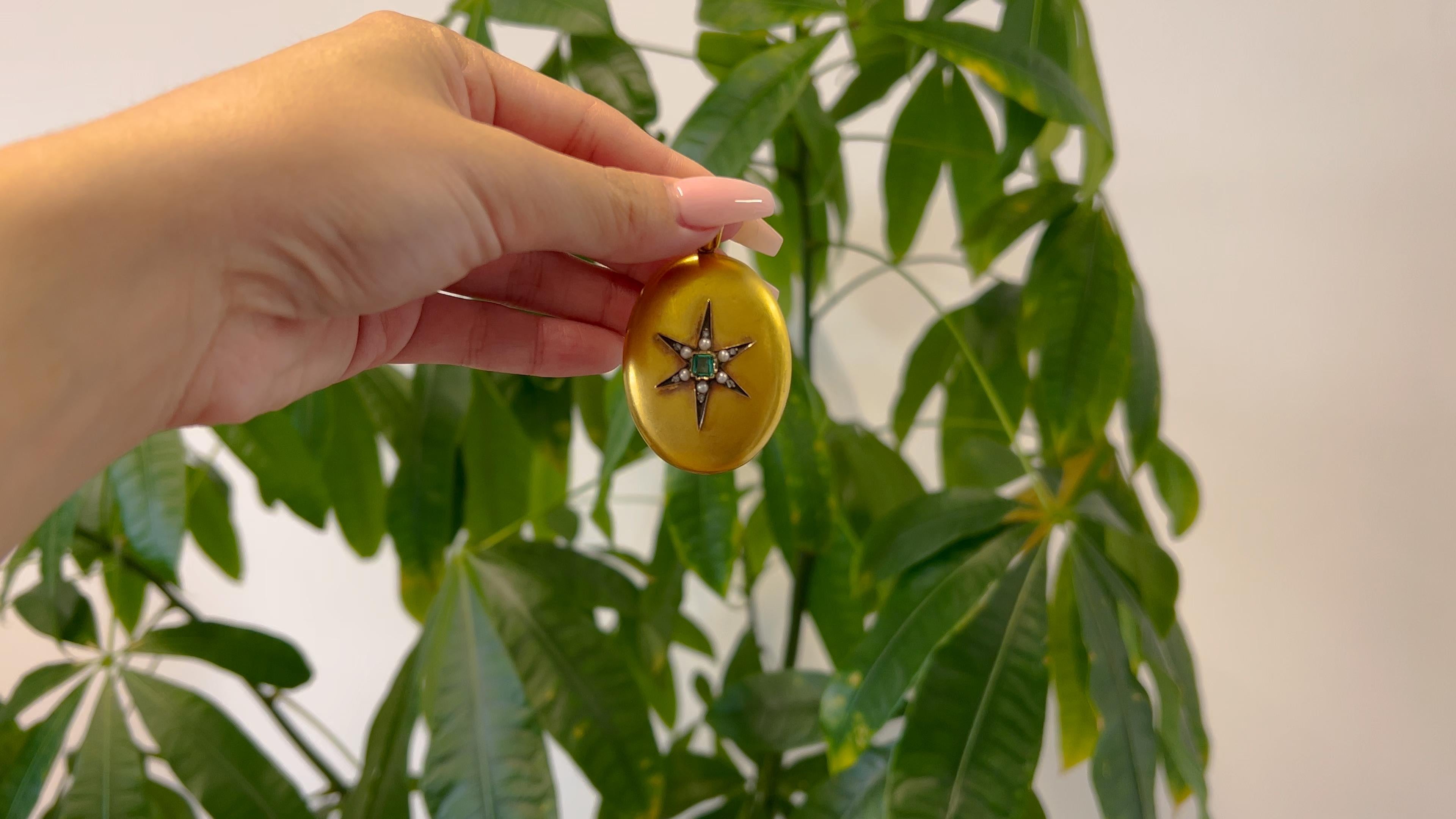 Ein viktorianischer Smaragd Diamant Perle 18k Gelbgold Memorial Medaillon. Mit einem quadratischen Smaragd im Stufenschliff von etwa 0,10 Karat. Akzentuiert durch sechs Diamanten im Rosenschliff mit einem Gesamtgewicht von etwa 0,10 Karat. Die