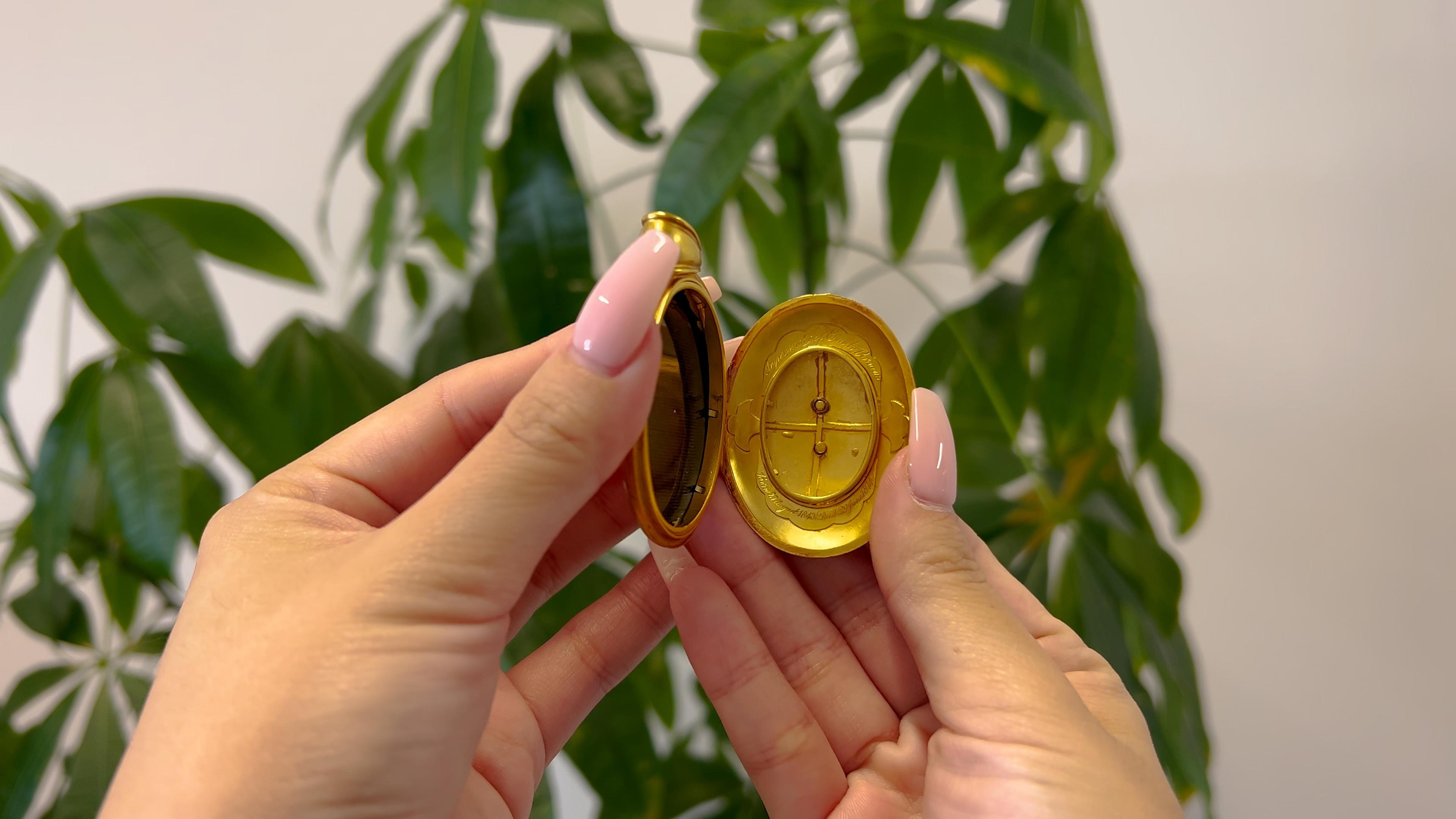 Viktorianisches Memorial-Medaillon aus 18 Karat Gelbgold mit Smaragd, Diamant und Perle im Zustand „Gut“ in Beverly Hills, CA