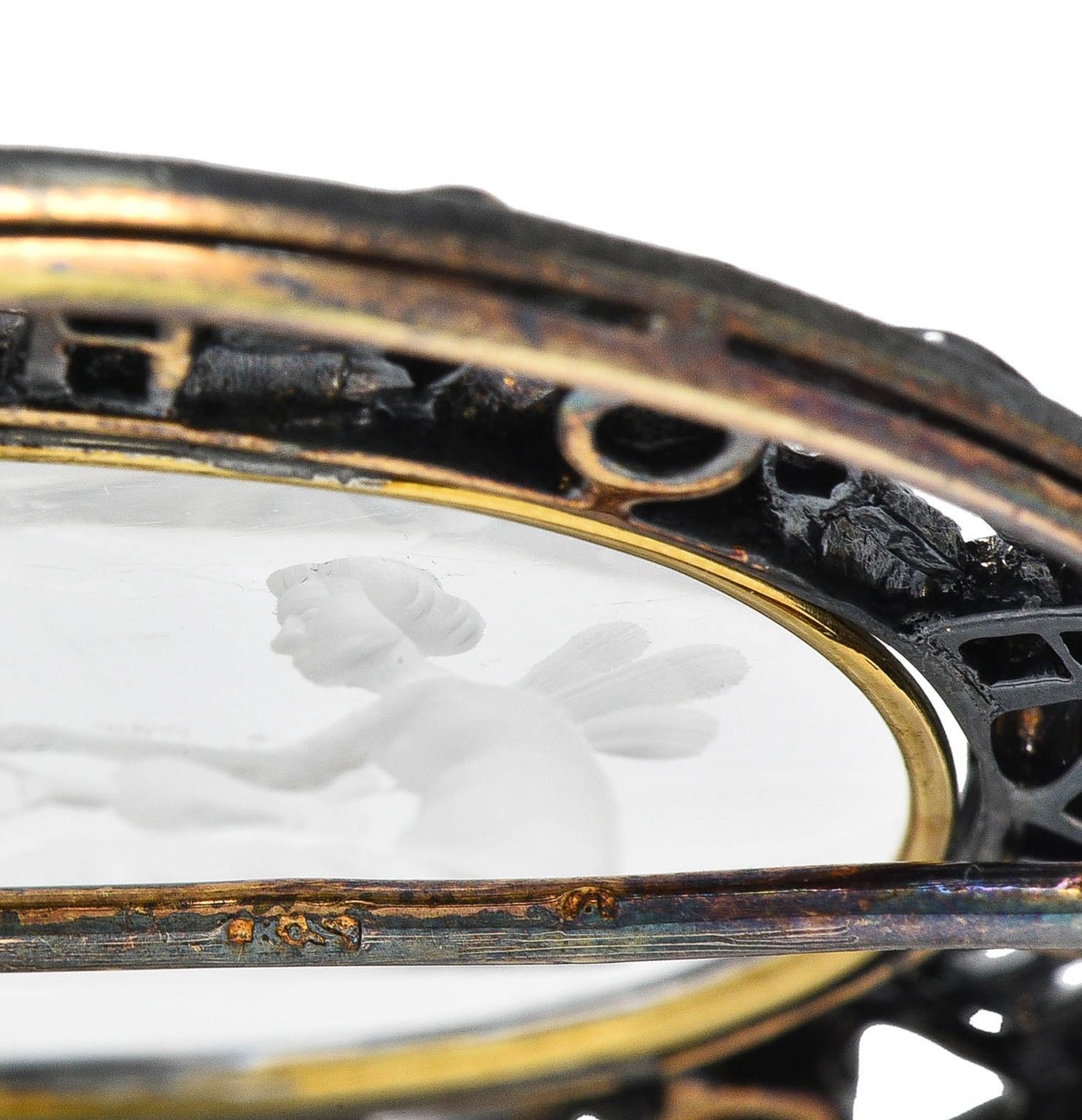 Broche ancienne de Cupidon psychédélique victorienne en or 18 carats, émeraude, diamant et quartz Unisexe en vente
