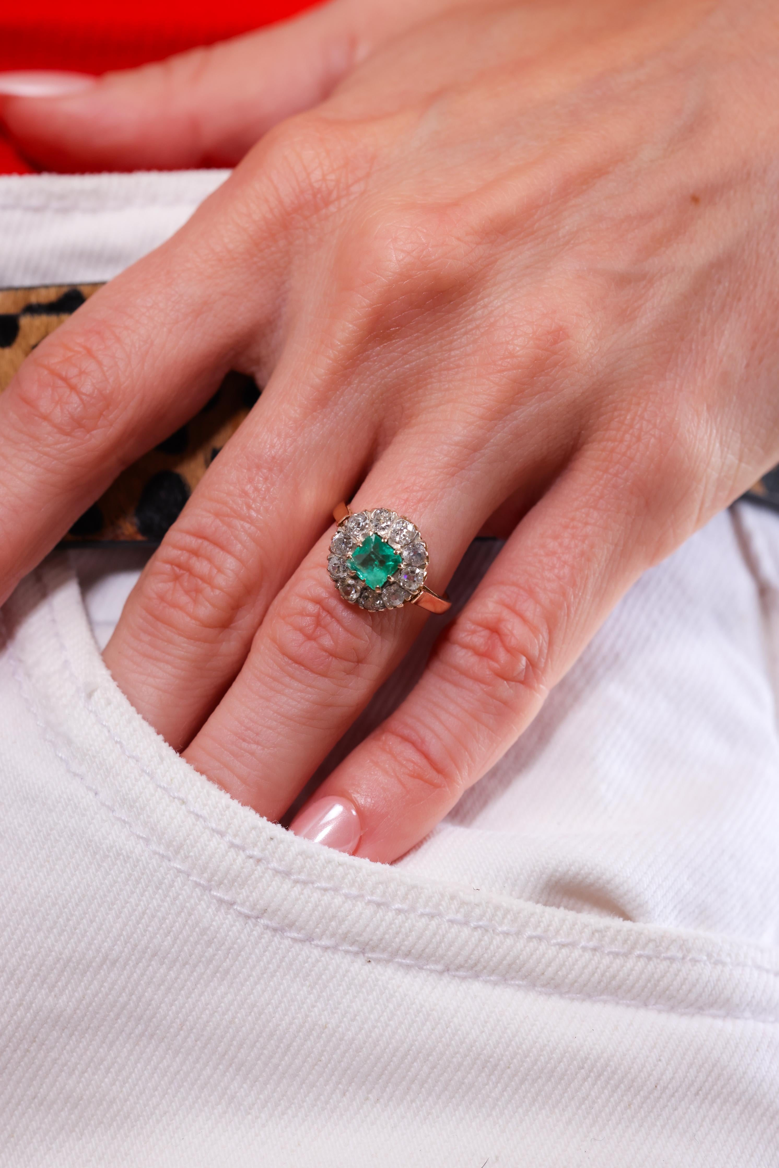 Eine fabelhafte und authentische viktorianischen Ära (ca. 1895) Smaragd und Diamant-Cluster-Ring. Im Zentrum des farbenfrohen Rings steht ein wunderschön gesättigter natürlicher Smaragd im Square Step Cut mit einem Gewicht von ca. 0,65 Karat. Weiter