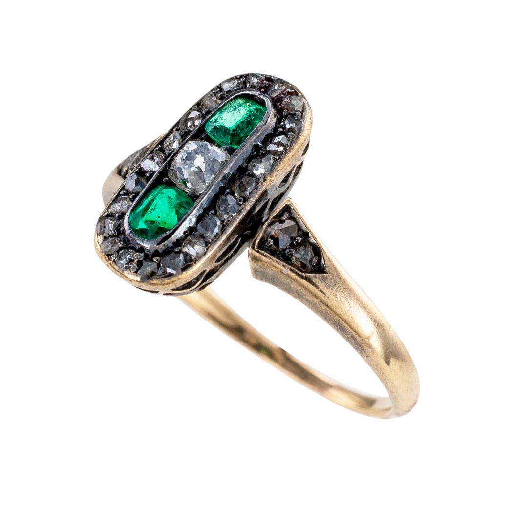 Victorian Emerald Old Mine Cut Diamond Yellow Gold Ring In Good Condition In Los Angeles, CA