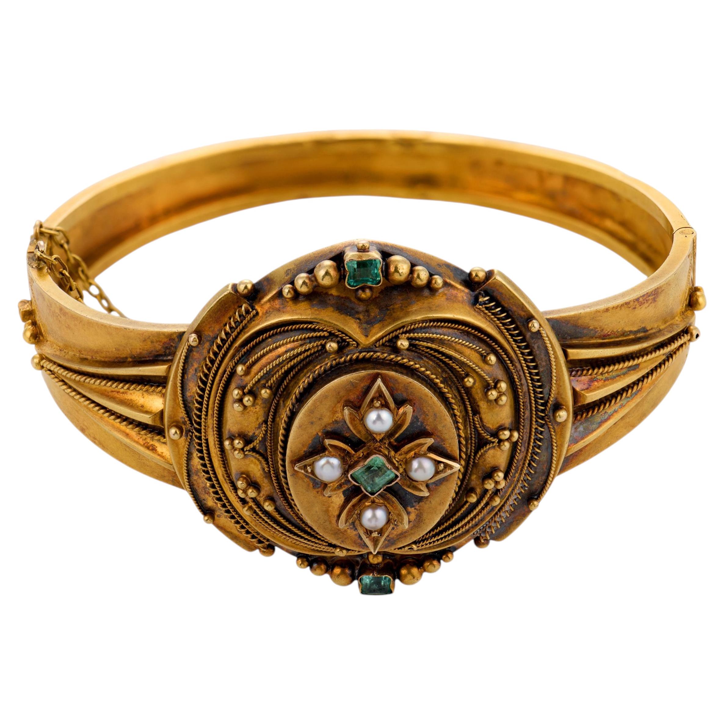 Brazalete victoriano de oro amarillo de 18 quilates con esmeraldas de talla cuadrada y perlas