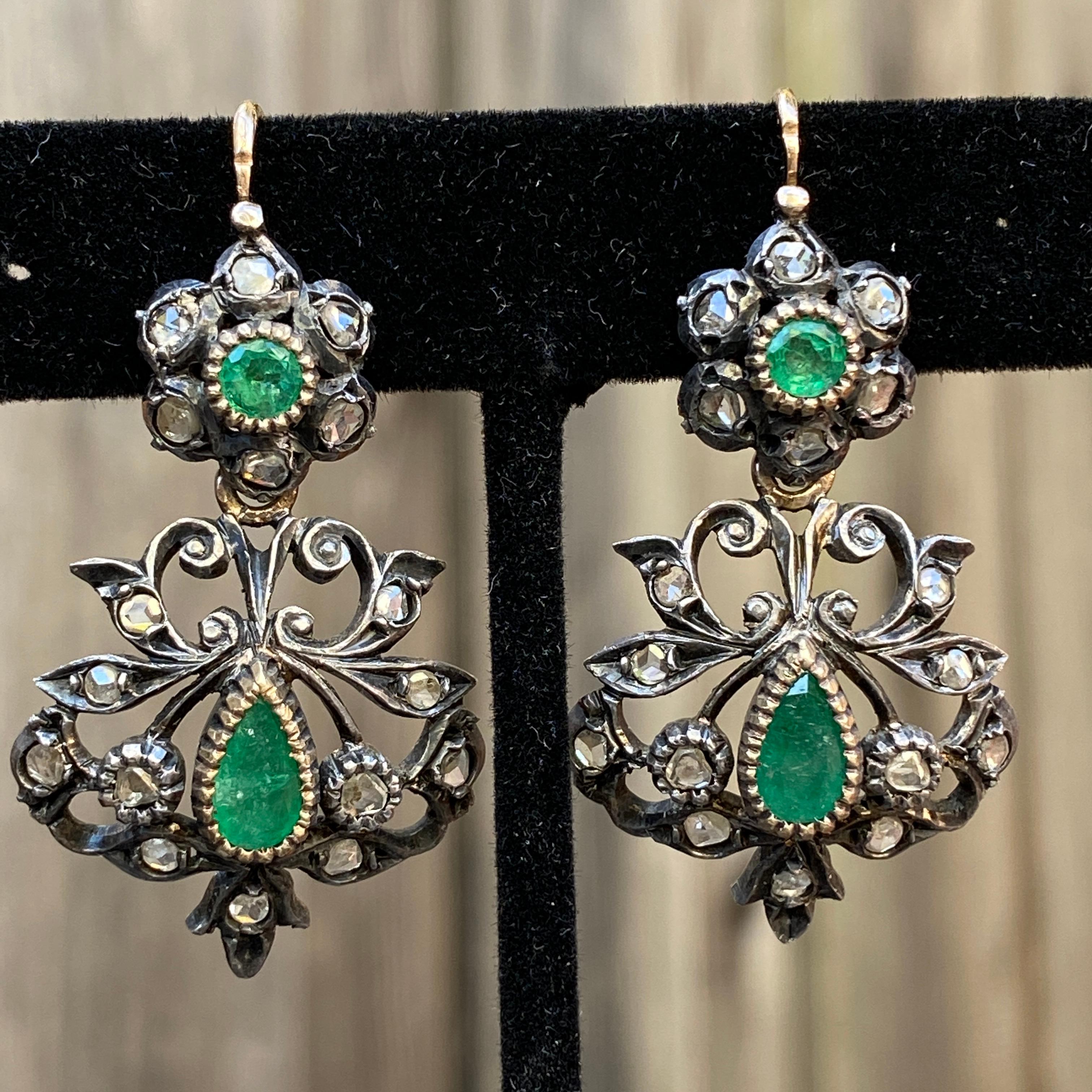 Einzelheiten:
Viktorianische Tag- und Nacht-Ohrringe mit natürlichen Smaragden und Diamanten im Rosenschliff! Ursprünglich wurden sie als 