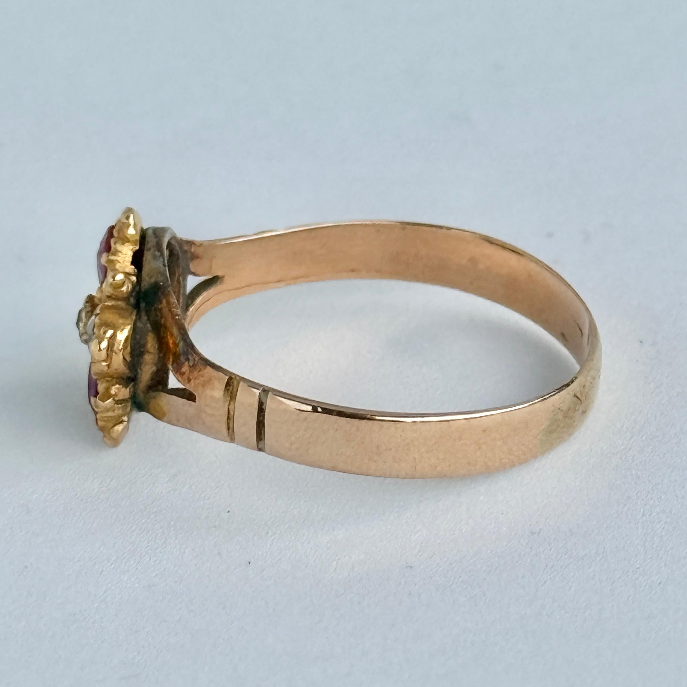 Vittoriano Anello vittoriano con smeraldo, rubino e diamante in oro a 15 carati a forma di margherita in vendita