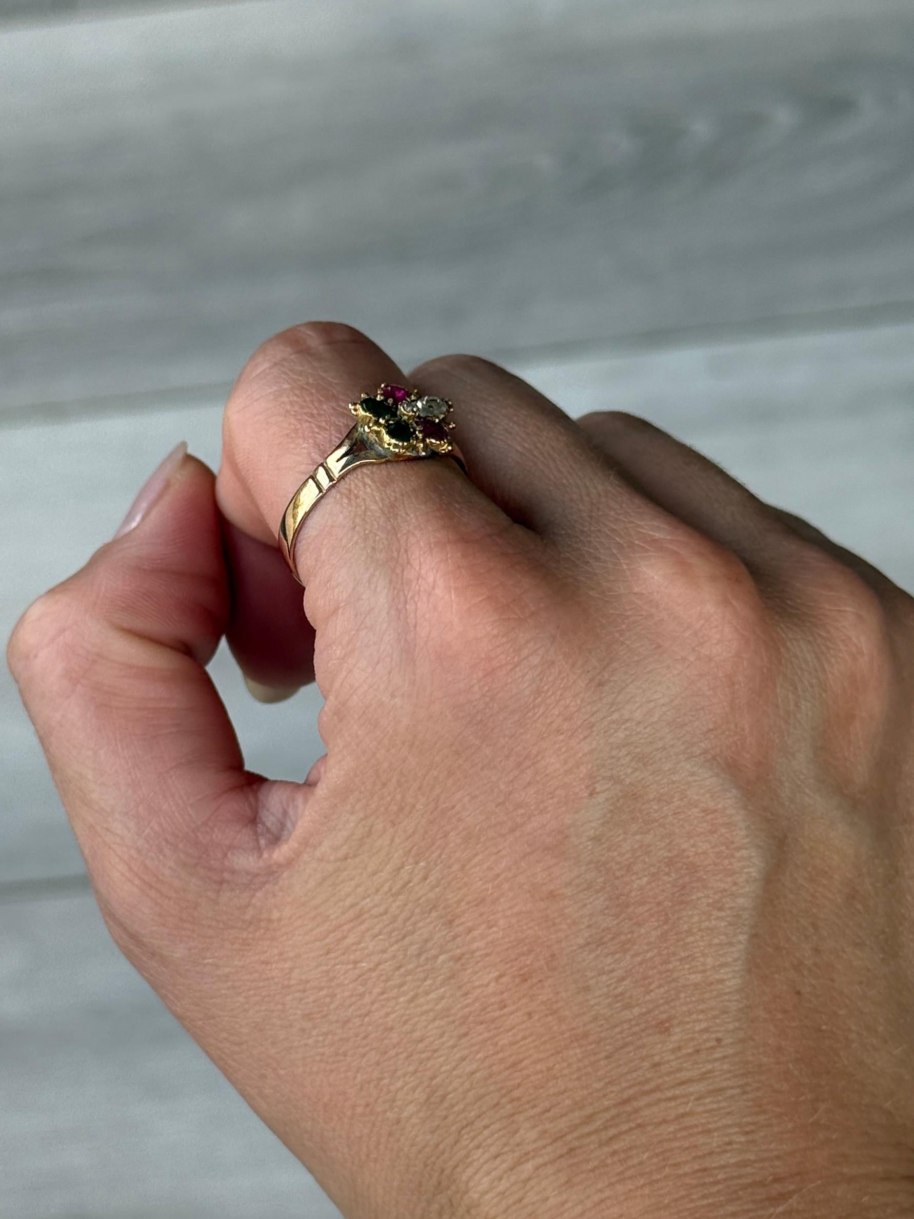 Taglio rotondo Anello vittoriano con smeraldo, rubino e diamante in oro a 15 carati a forma di margherita in vendita