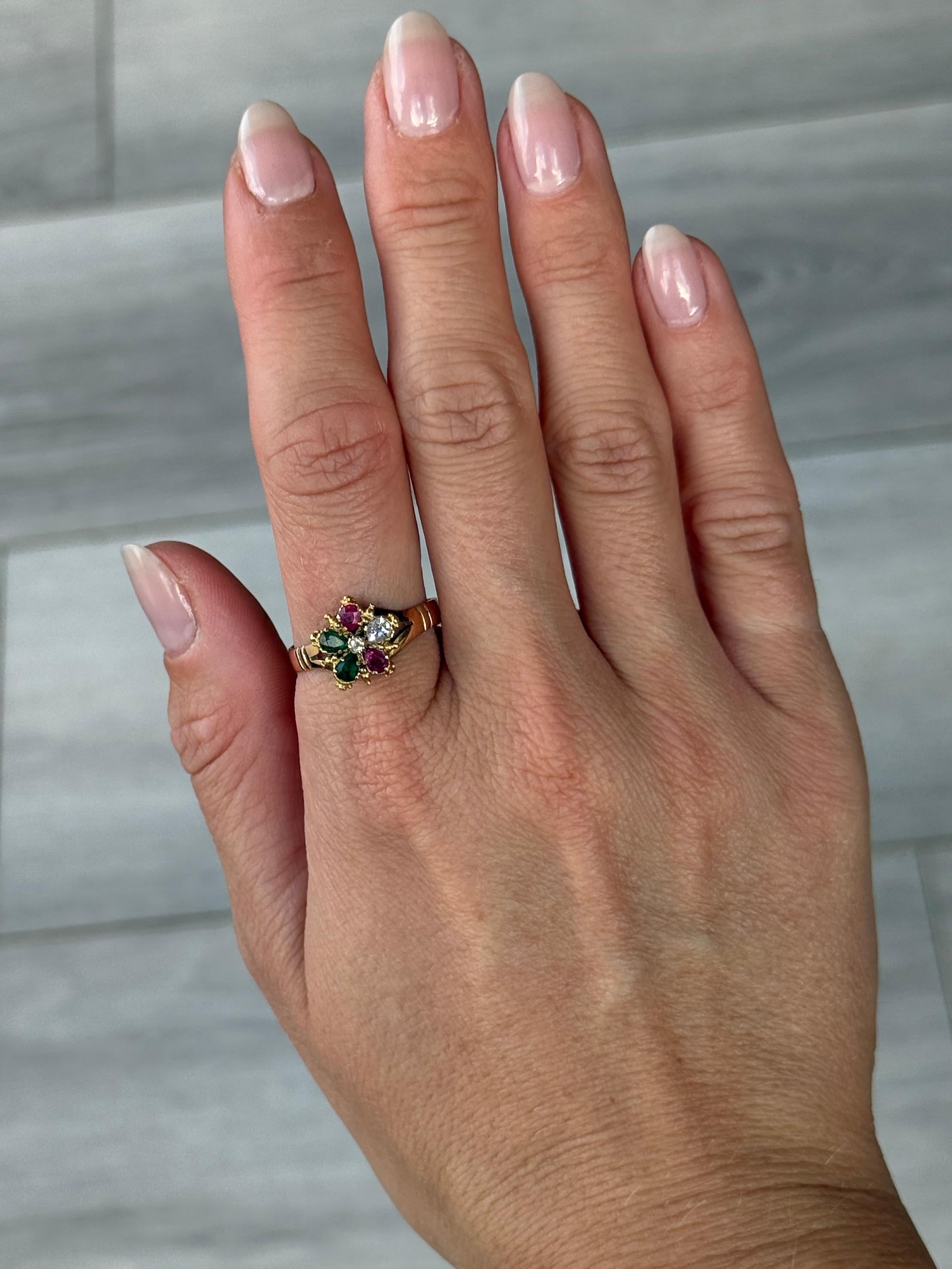 Anello vittoriano con smeraldo, rubino e diamante in oro a 15 carati a forma di margherita In condizioni buone in vendita a Chipping Campden, GB