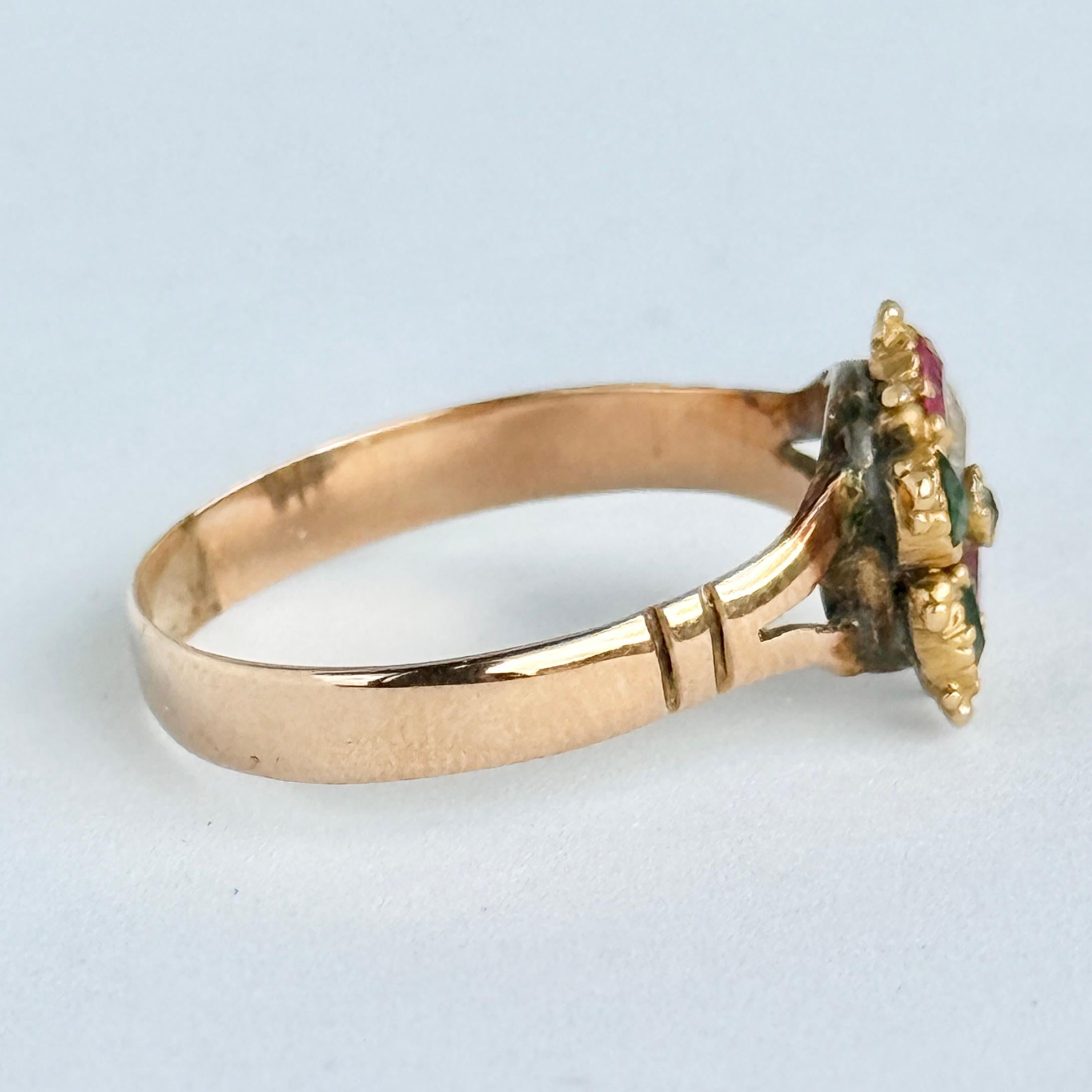 Donna Anello vittoriano con smeraldo, rubino e diamante in oro a 15 carati a forma di margherita in vendita