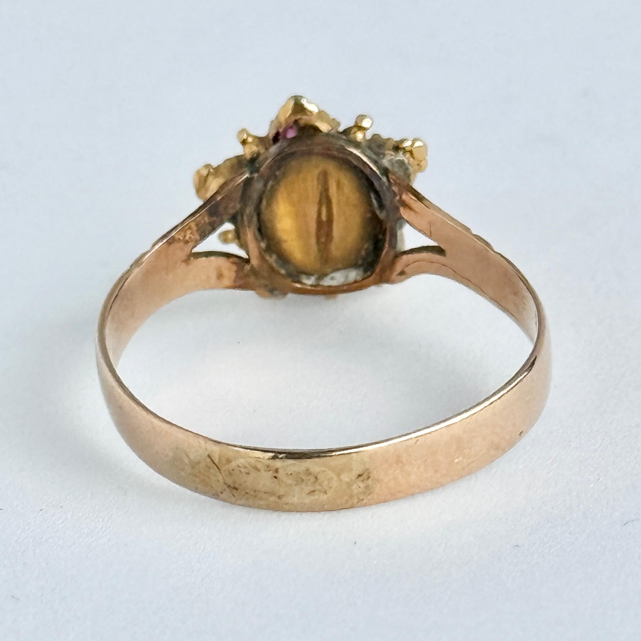 Anello vittoriano con smeraldo, rubino e diamante in oro a 15 carati a forma di margherita in vendita 1