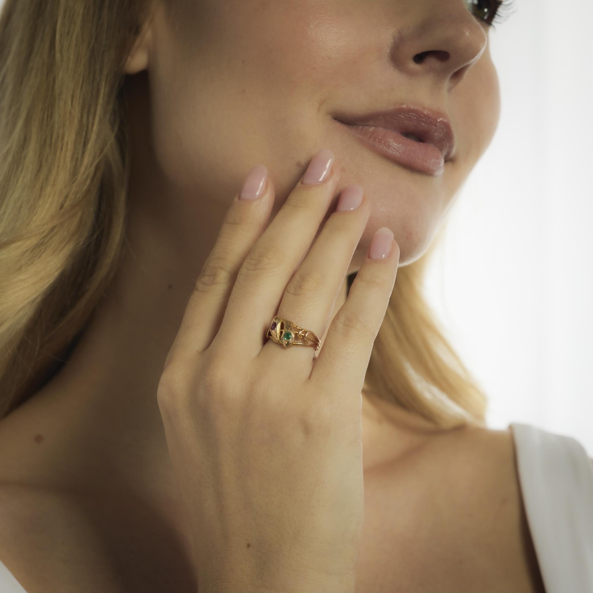 Victorian emerald ruby diamond 18k yellow gold double headed snake ring In Good Condition For Sale In Beverly Hills, CA