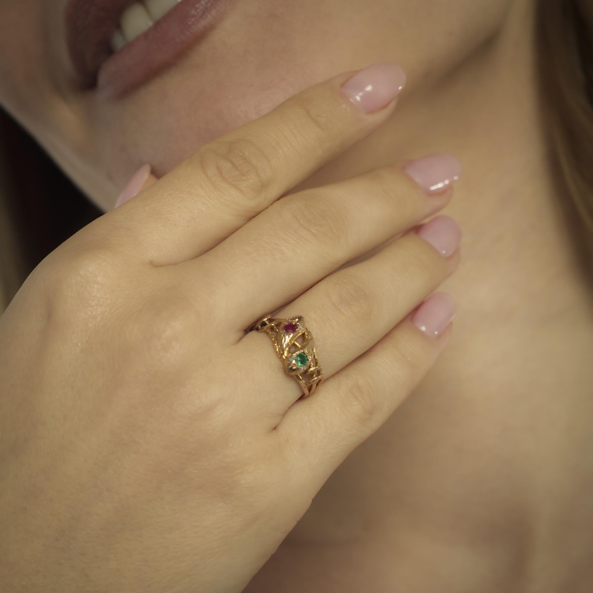 Victorian emerald ruby diamond 18k yellow gold double headed snake ring For Sale 1