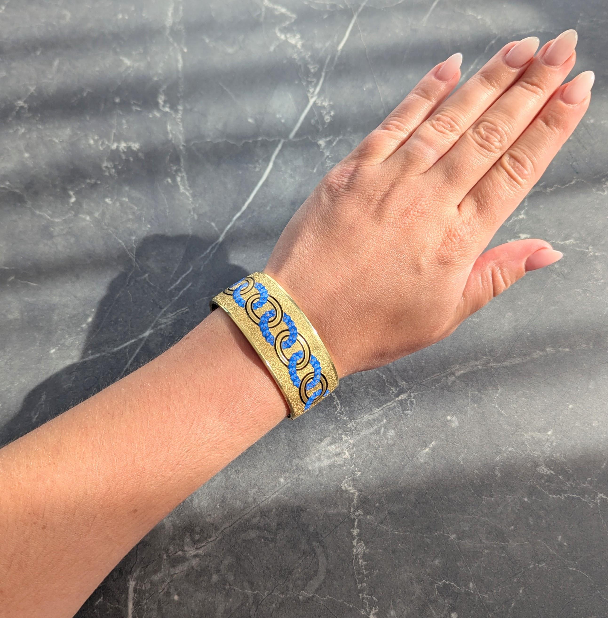 Bracelet de forme ovale avec un motif de maillons de chaîne en émail.
Composé de maillons linéaires noirs et de maillons à motif floral myosotis.
Peint avec de l'émail opaque brillant bleu, noir et jaune
Affichage de l'absence de perte - au-dessus