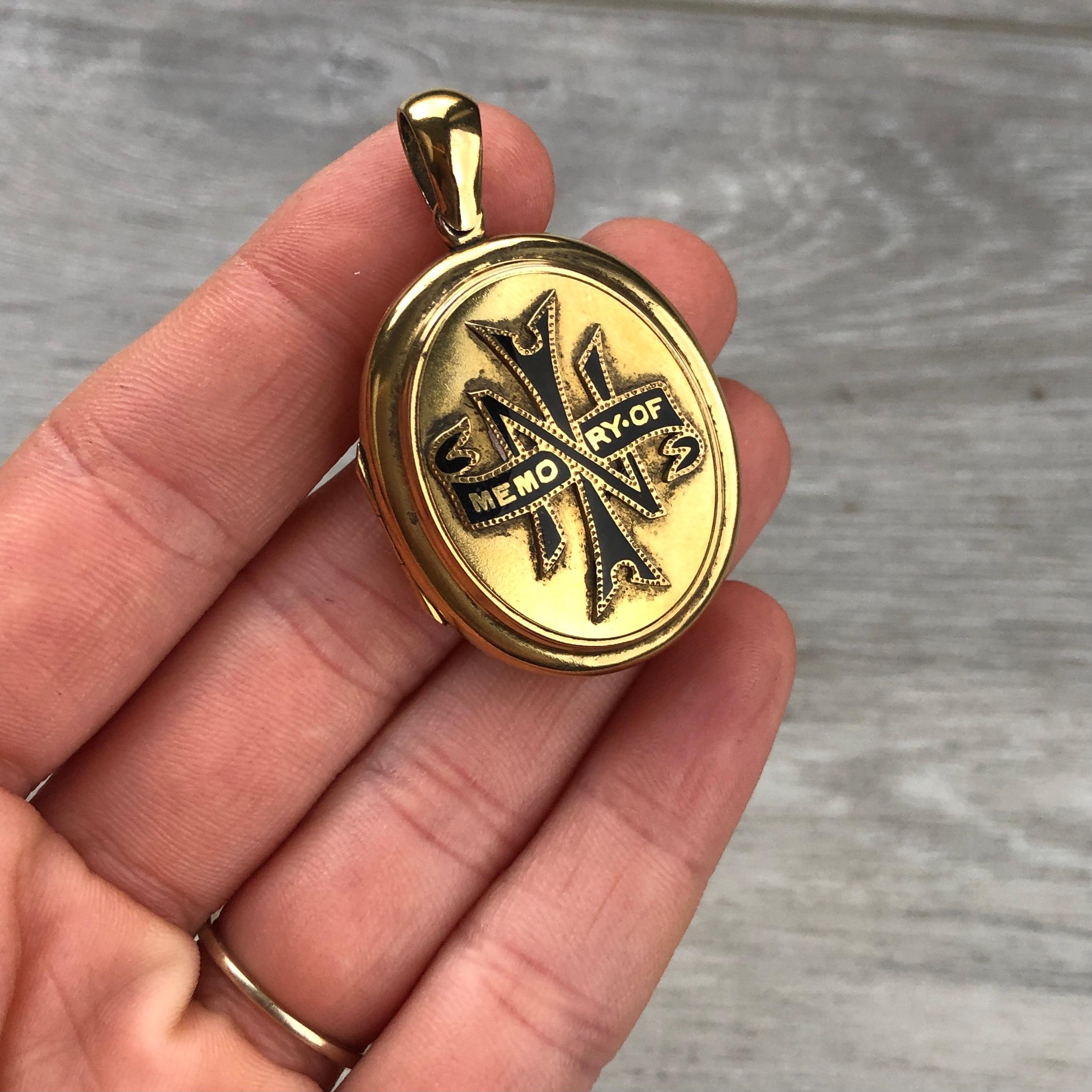 Victorian Enamel and 18 Carat Gold Locket In Good Condition For Sale In Chipping Campden, GB