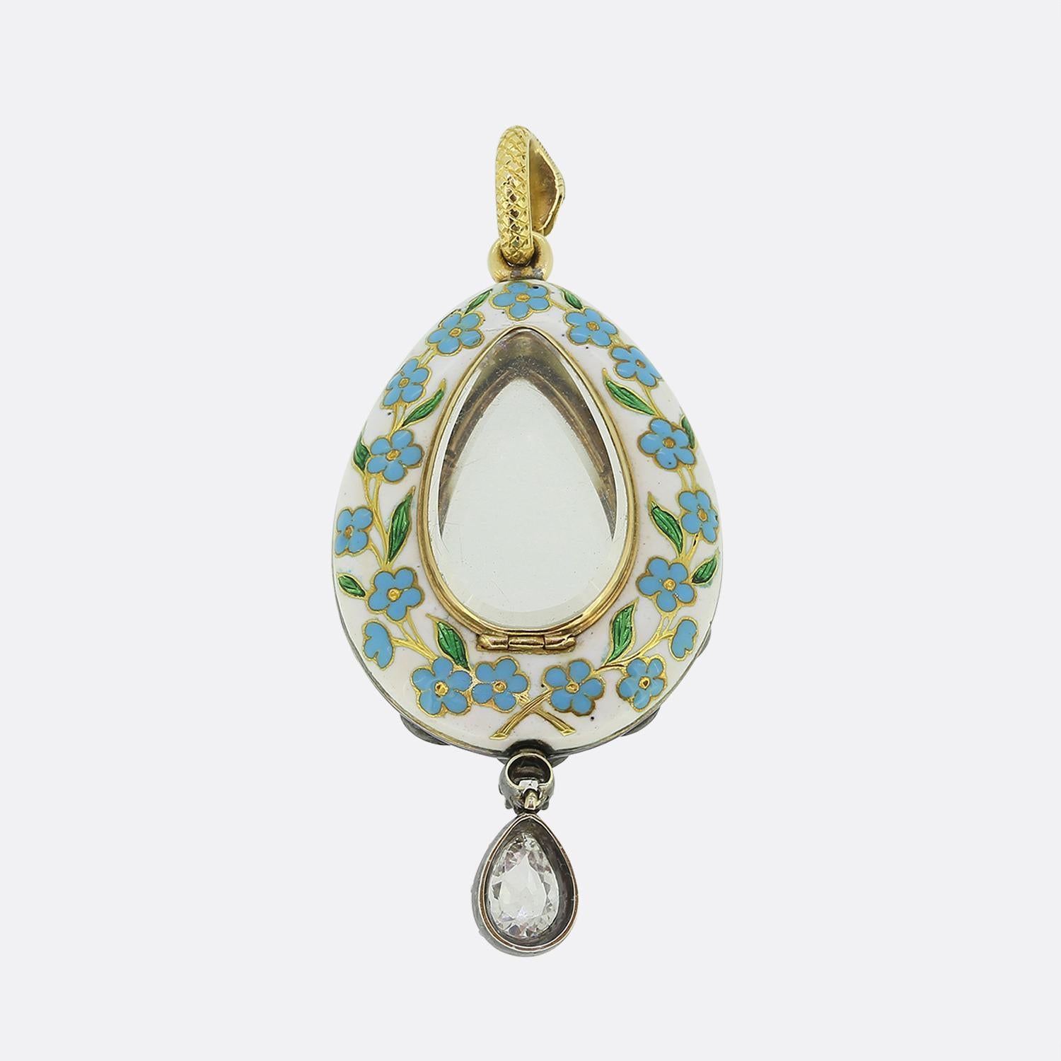 Qui abbiamo un eccezionale medaglione risalente al periodo vittoriano. Questo pezzo antico è stato realizzato in lussuoso oro giallo 18ct e ha un design a goccia. Il centro è costituito da uno scomparto in vetro trasparente a forma di pera,