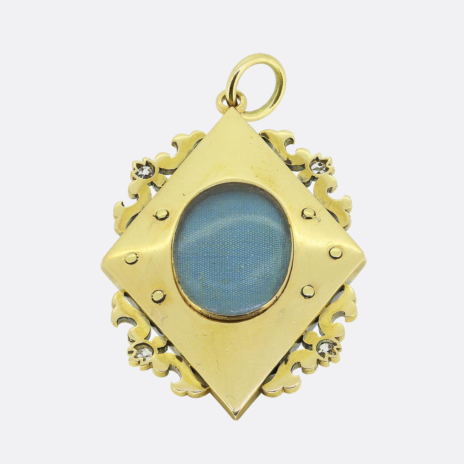 Ecco uno splendido medaglione con ciondolo risalente all'epoca vittoriana. Questo pezzo d'antiquariato è stato realizzato in caldo oro giallo 18 carati e presenta un design audace con un motivo a stella a 6 punte centralizzato e incastonato con una