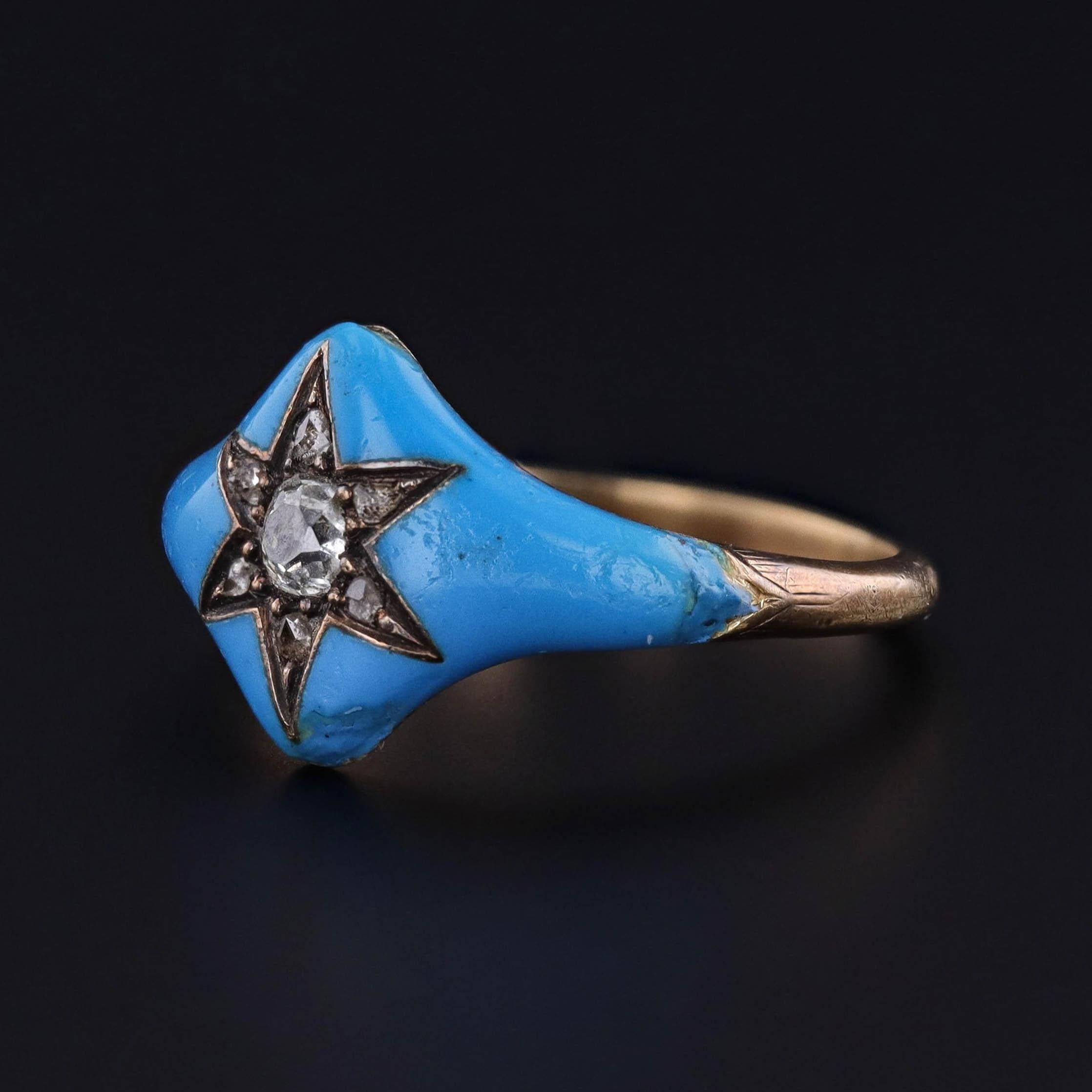 Anello antico di epoca vittoriana con stella di diamanti incastonata in oro 14k e smalto blu turchese, datato 1870-1880.

La faccia dell'anello misura 0,4 pollici da nord a sud ed è in ottime condizioni, anche se ci sono alcune riparazioni di smalto
