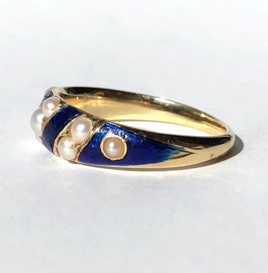 The stunning blue strips enamel on this band have a lovely shimmer to them and compliment the pearls perfectly. There are a total of nine pearls set within the 18ct gold band and these are all pretty and bright. In the images you can see there is an