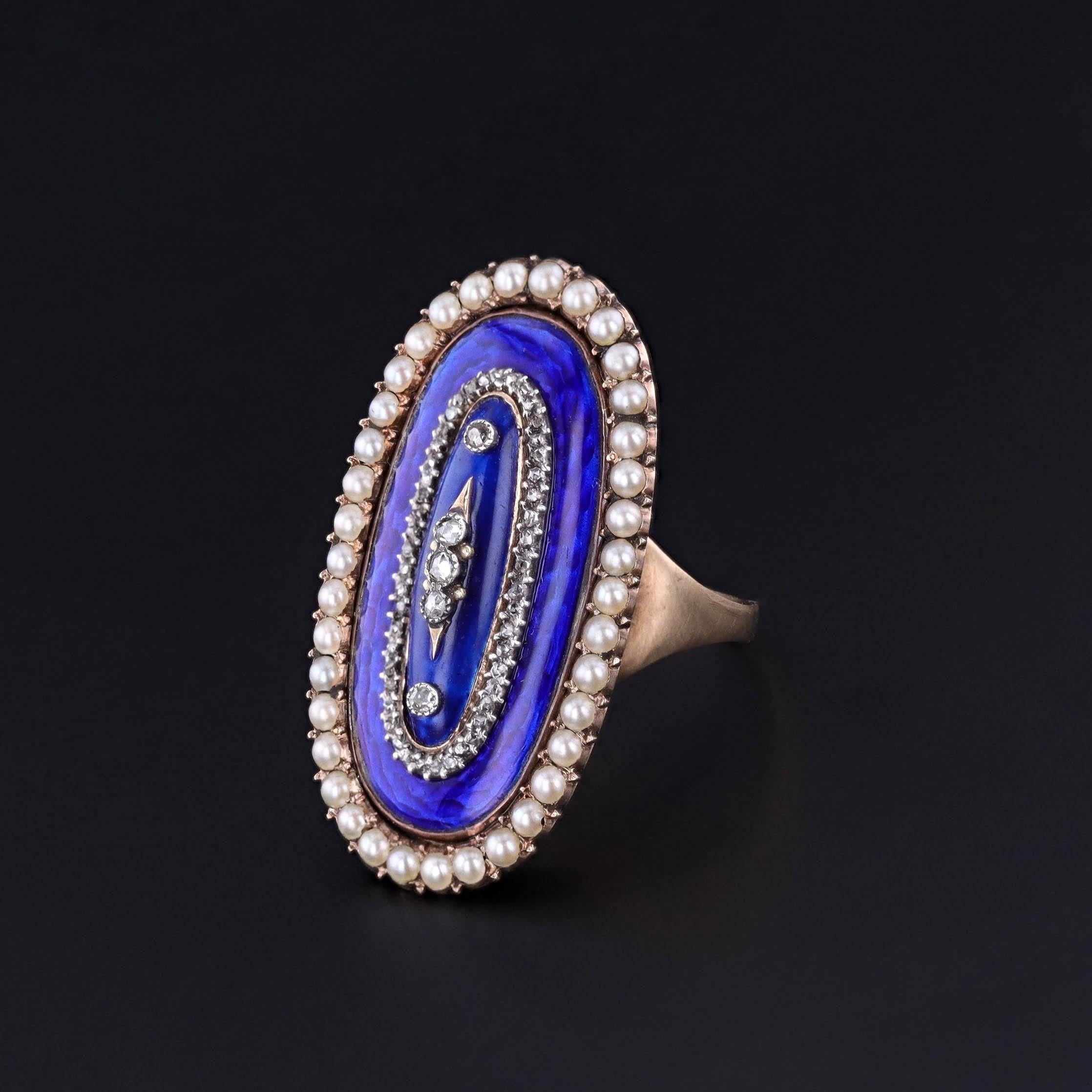 Anello vittoriano con smalto: questo anello antico (1860-1870 circa) presenta uno smalto blu cobalto con un'aureola di perle e accenti di diamanti montati in oro 14k.

La faccia dell'anello misura 1,3 pollici per 0,75 pollici di larghezza. È in