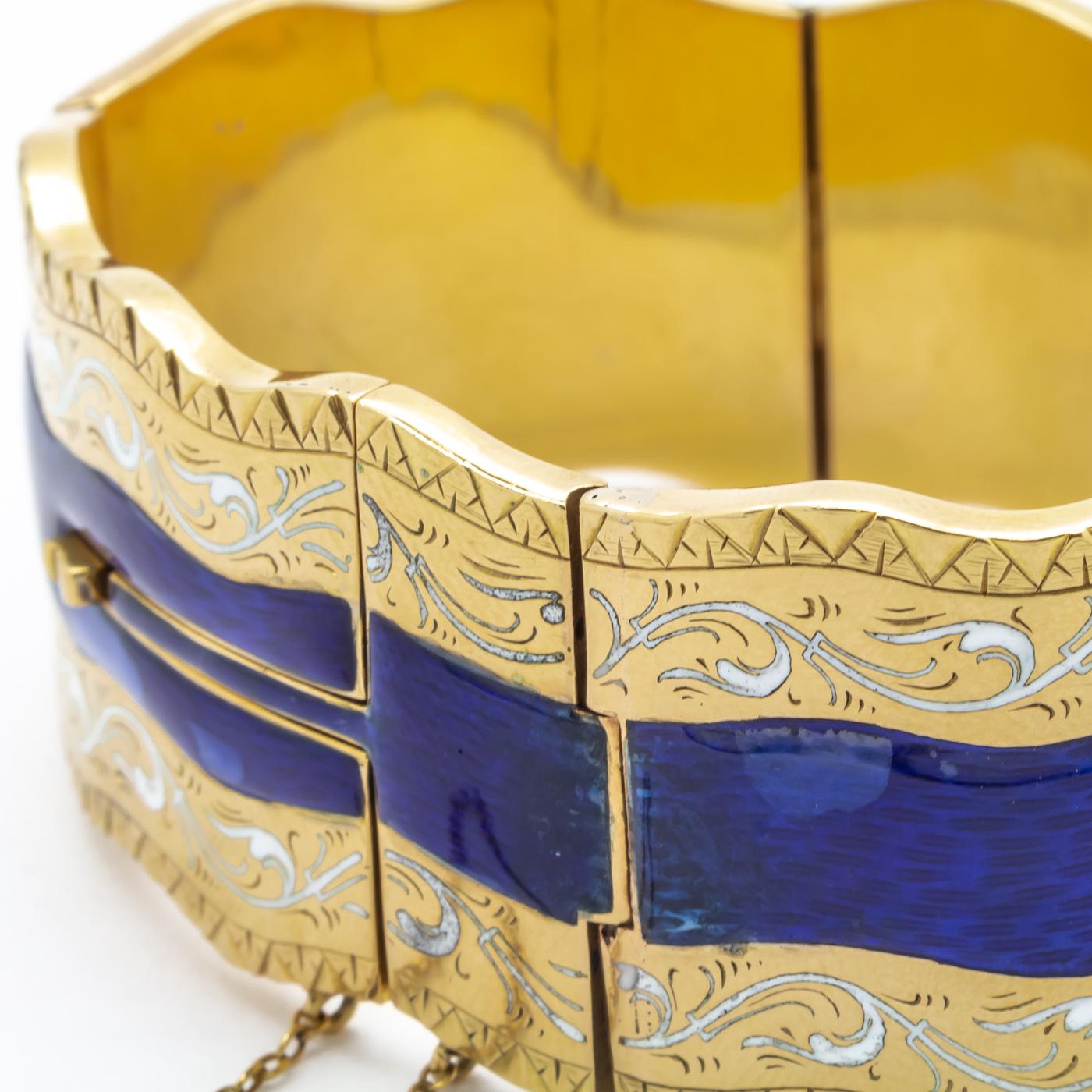 Victorian Enamel, Diamond and Gold Bangle Bracelet In Good Condition For Sale In London, GB