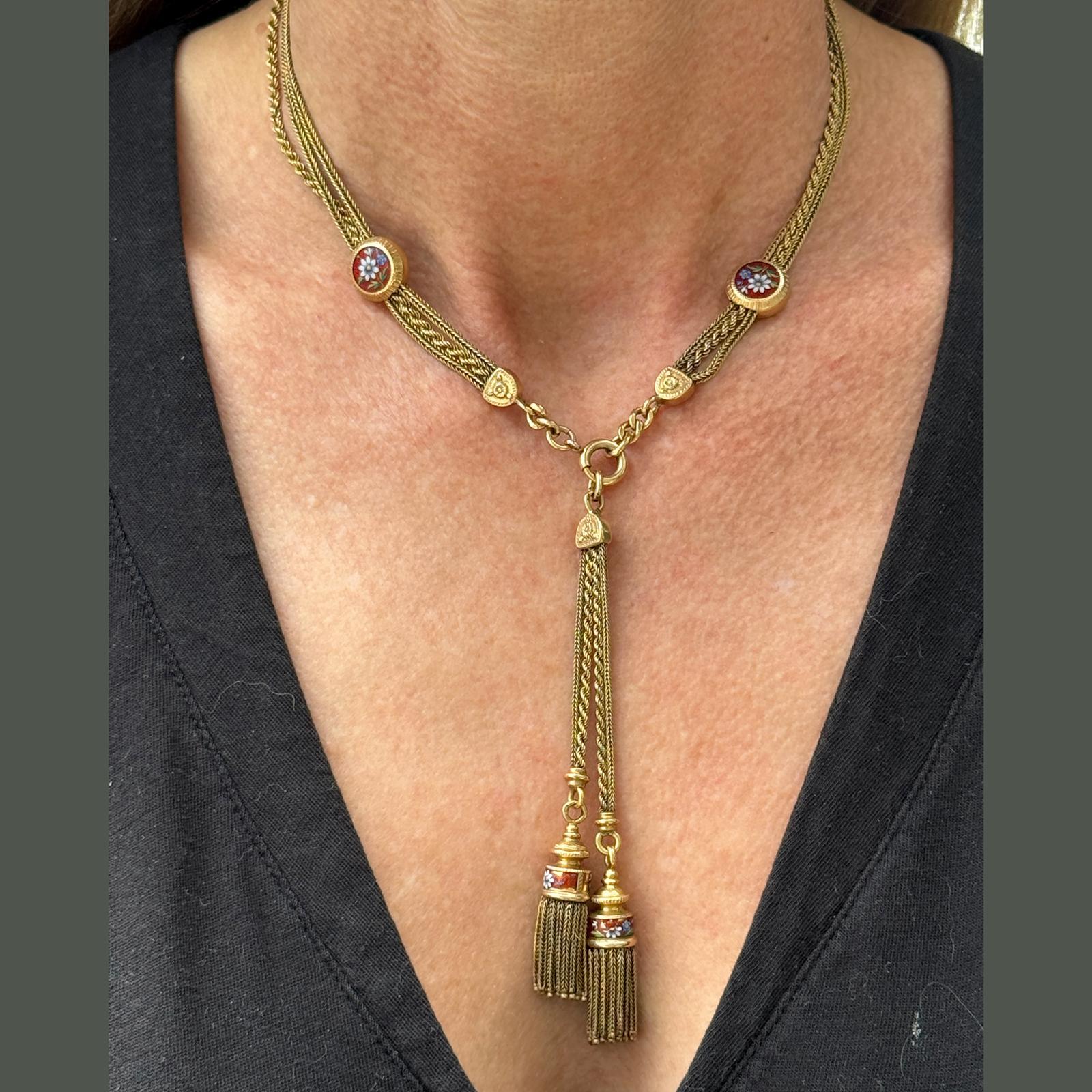 Questo squisito girocollo vittoriano antico è realizzato in una ricca combinazione di oro giallo 21k, 18k e 14k, che mette in mostra l'abilità artistica dell'epoca. Con una lunghezza di 14 pollici, la collana presenta tre stazioni mobili di design