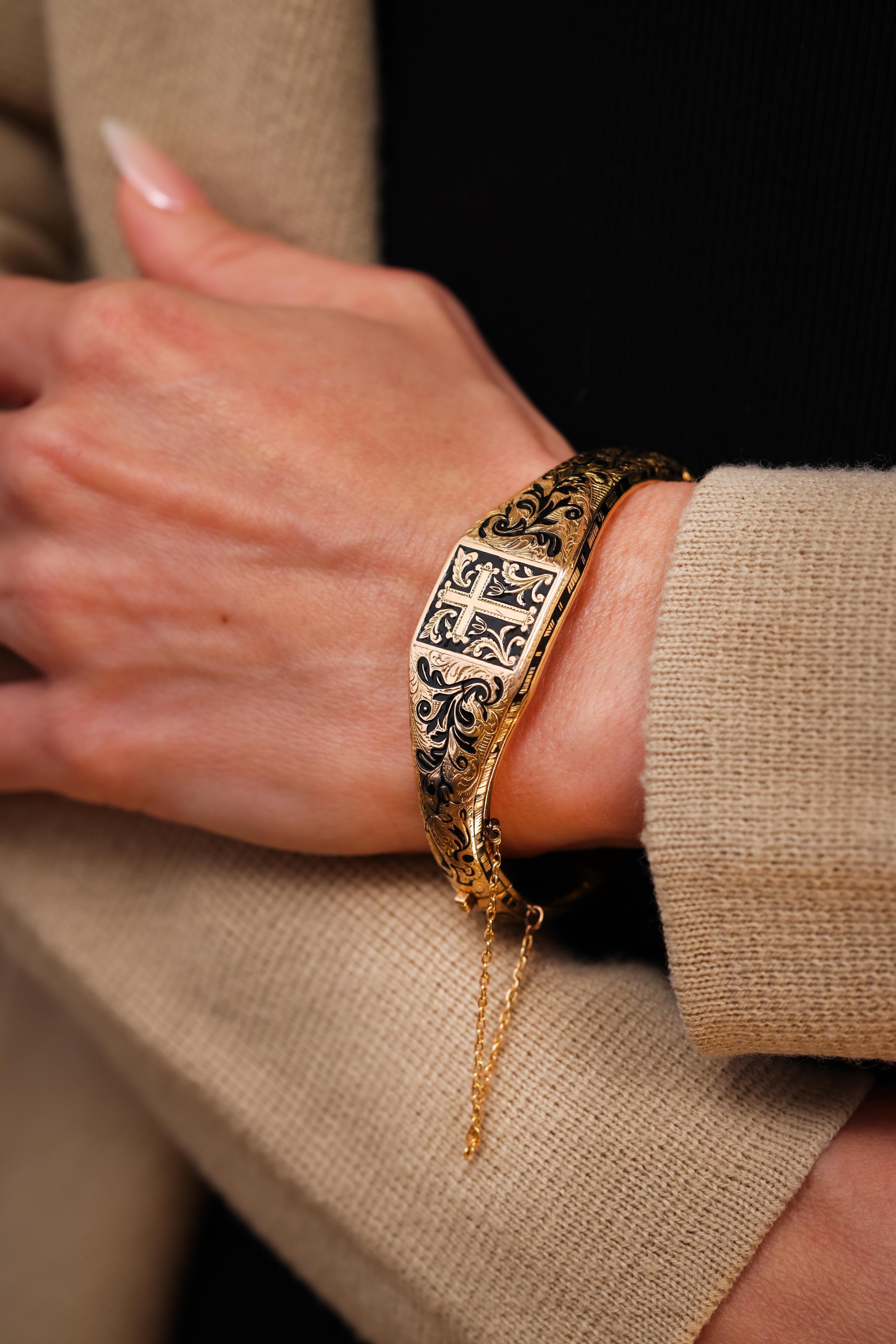 Schwarze Emaille 
14k Gelbgold 
Viktorianisch um 1843 mit eingraviertem Datum 
Mittleres/großes Handgelenk 
23.4 Gramm 


Dieses außergewöhnliche viktorianische Armband aus dem Jahr 1843 ist ein bemerkenswertes Artefakt seiner Zeit, das die
