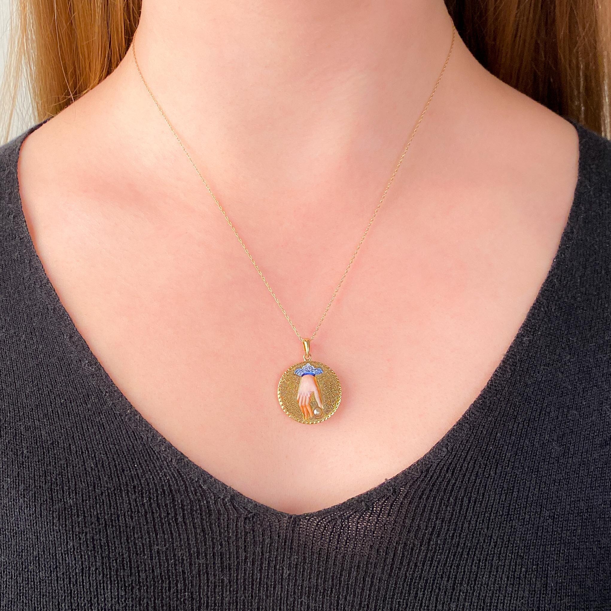 Mano smaltata vittoriana con ciondolo di perle in oro 14k In condizioni ottime in vendita a Lewisburg, PA